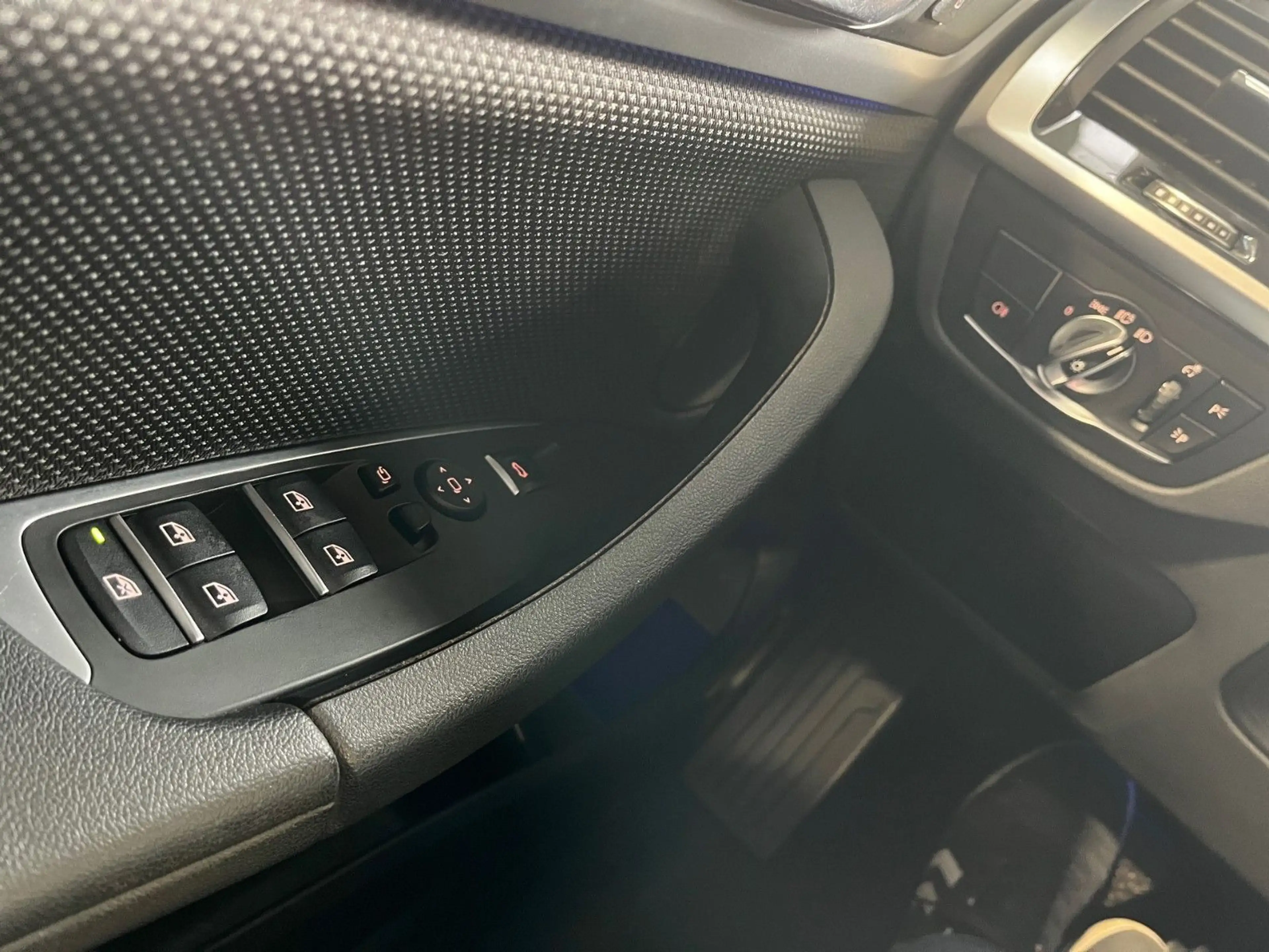 BMW X3 xDrive 20 d Advantage Navi HeadUp LED — photo 14
