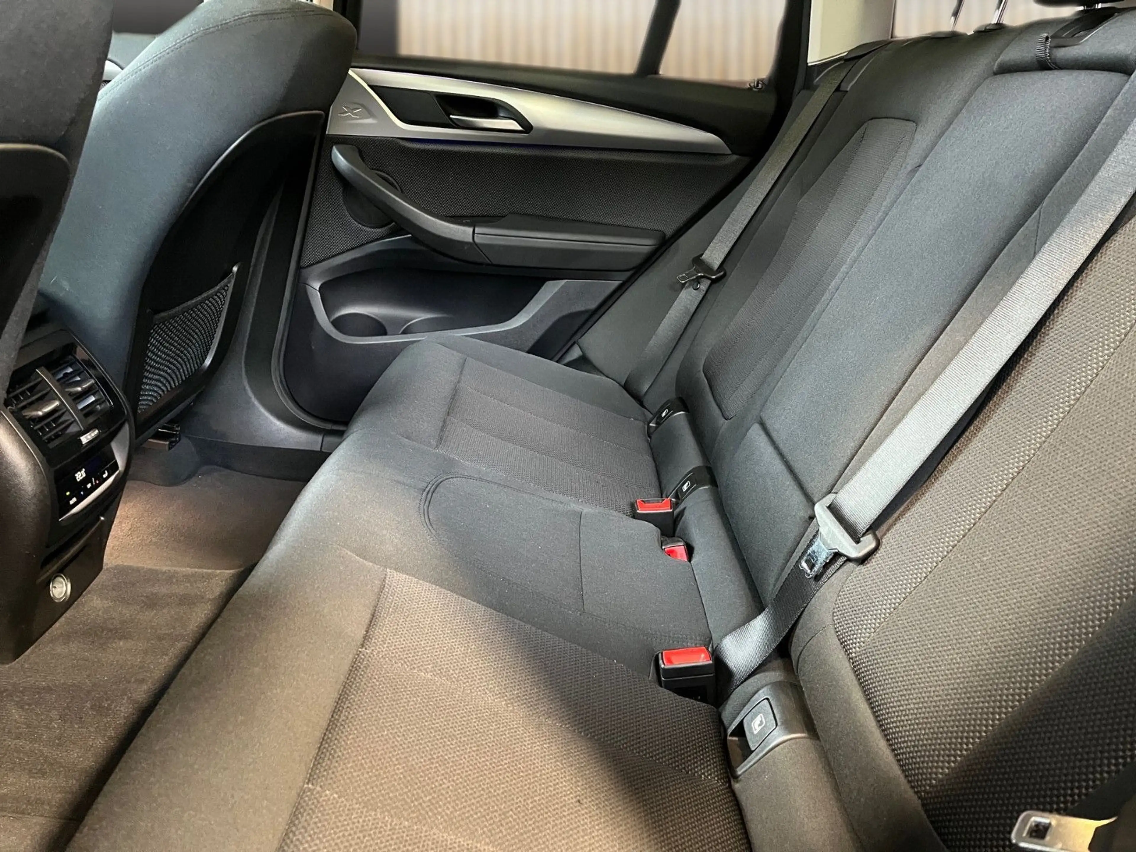 BMW X3 xDrive 20 d Advantage Navi HeadUp LED — photo 11