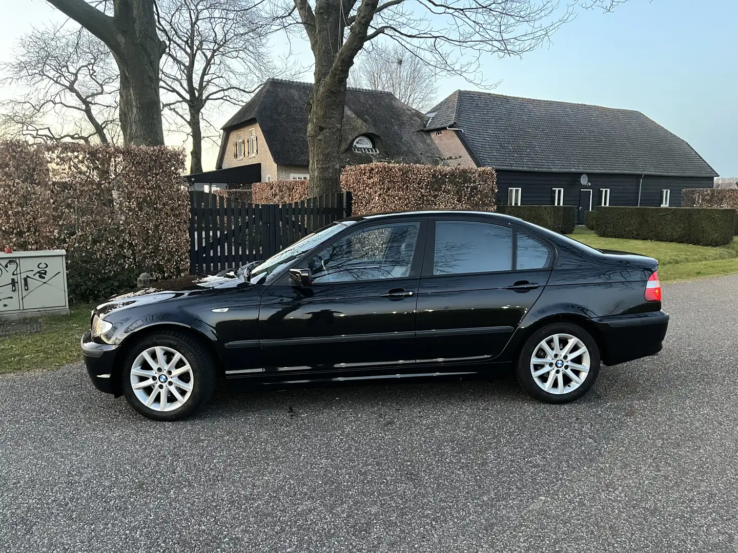 BMW 330 316i Lifestyle Exec. Zwart - 2