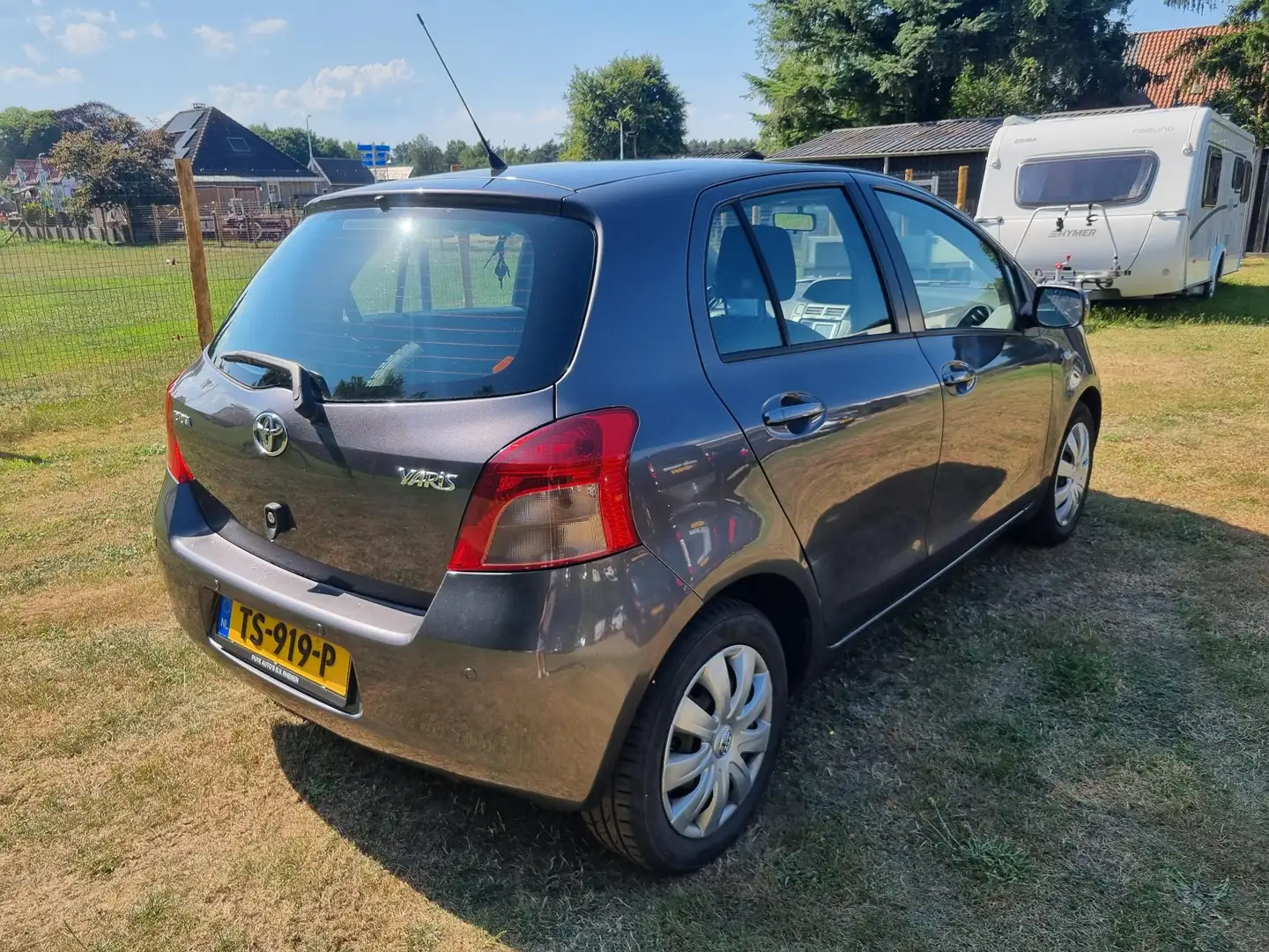 Toyota Yaris 1.3 VVTi Idols AIRCO Gris - 2