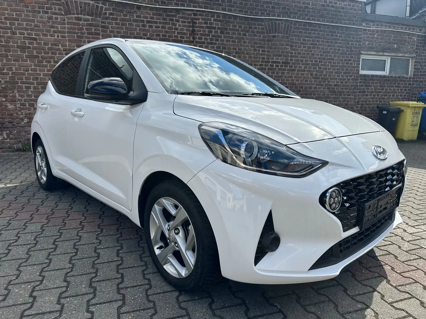 Hyundai i10 i10 1.0 Intro EDITION Wenig km/h Weiß - 1