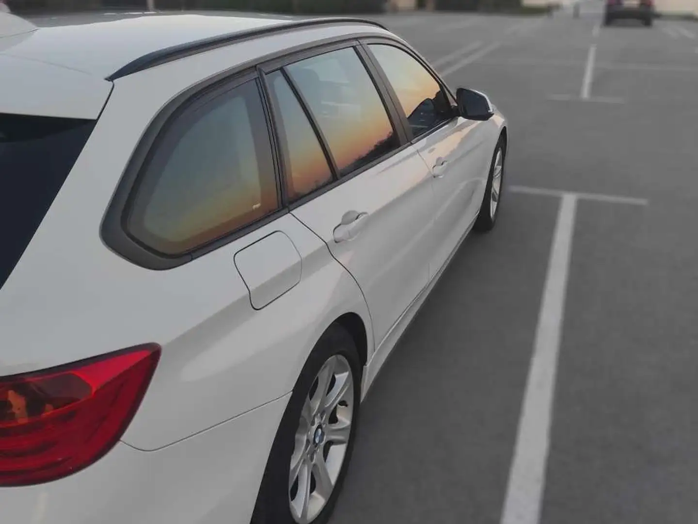 BMW 318 318d Touring Essential Edition Blanco - 2