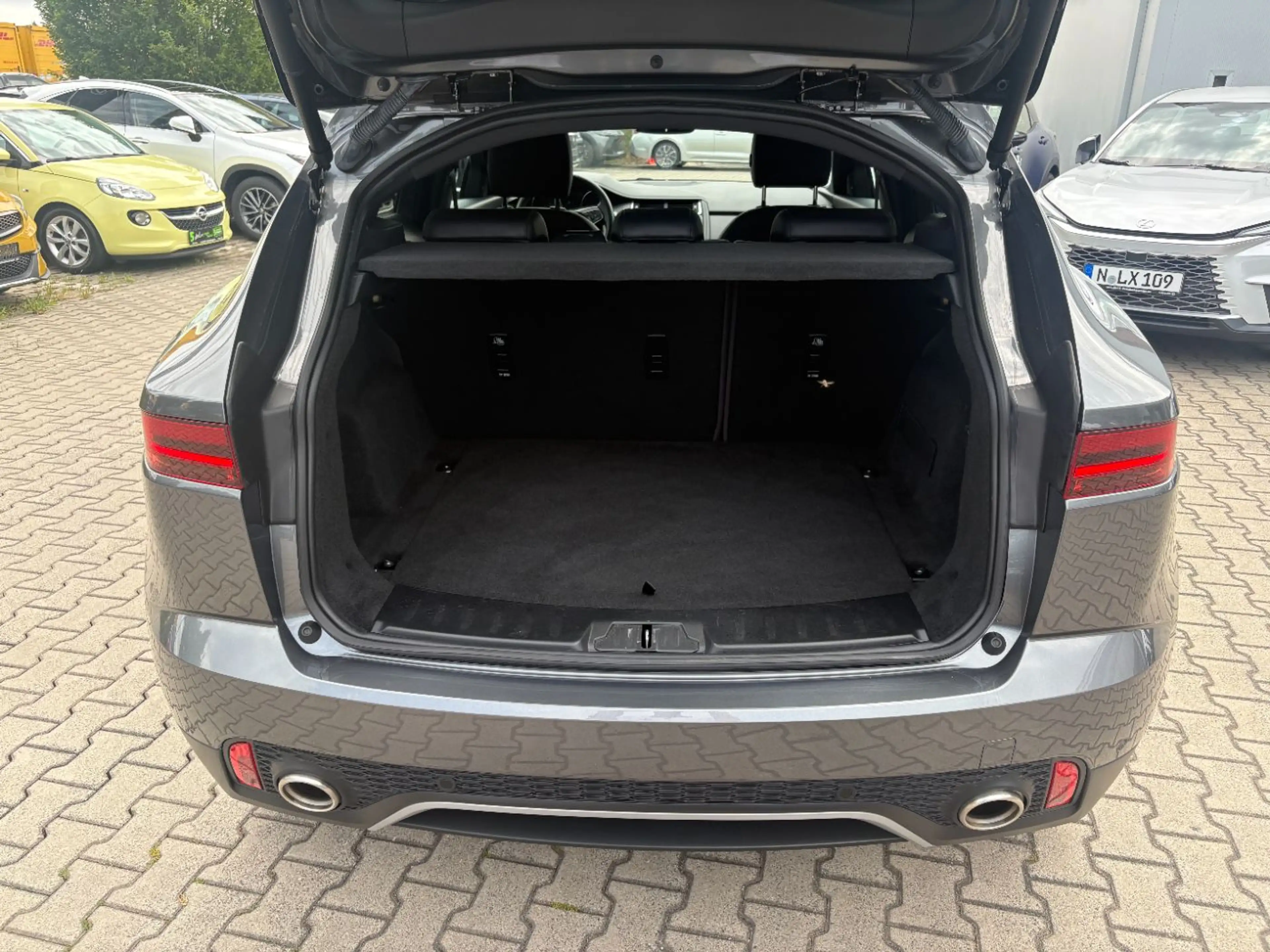 Jaguar E-Pace P250 S ACC+LED+Navi+SHZ+2xKlima+Kam.+LM — photo 8