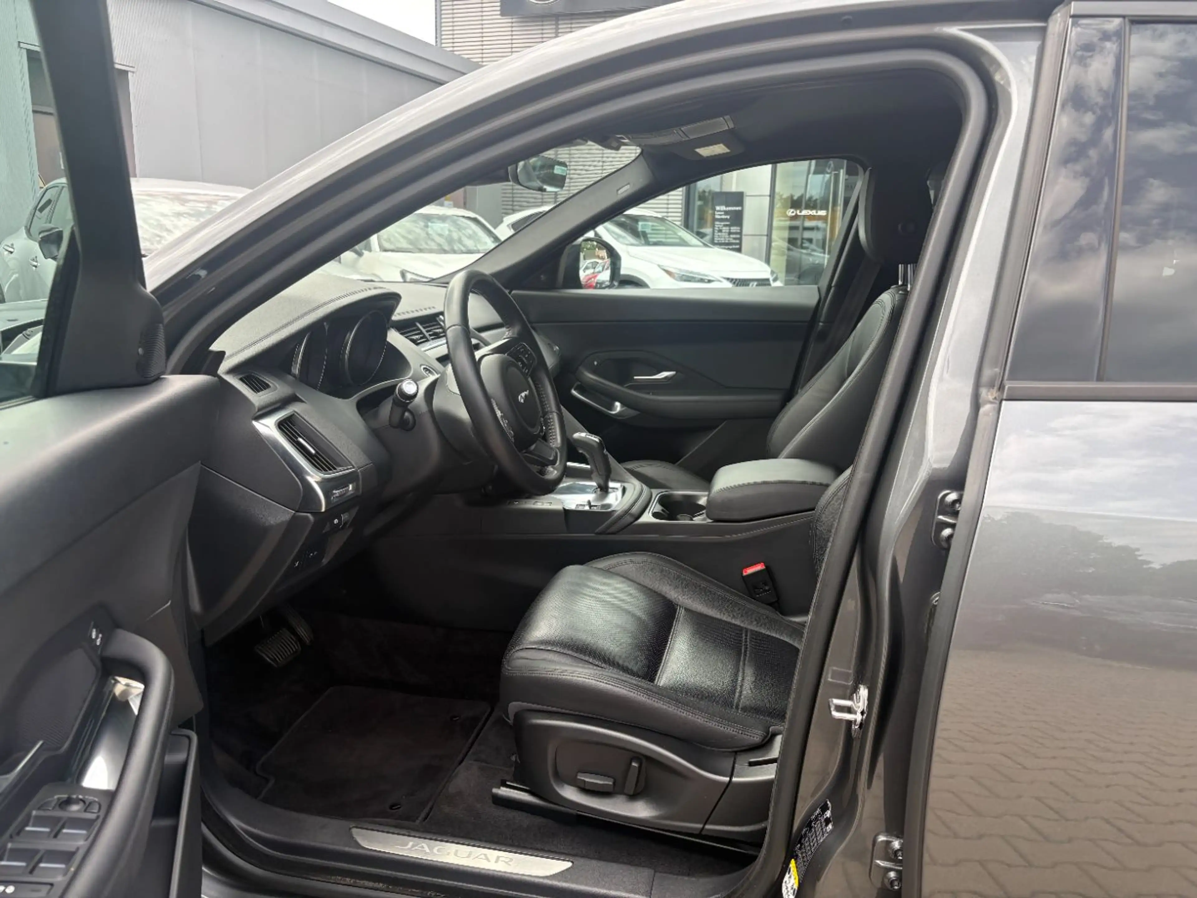 Jaguar E-Pace P250 S ACC+LED+Navi+SHZ+2xKlima+Kam.+LM — photo 6