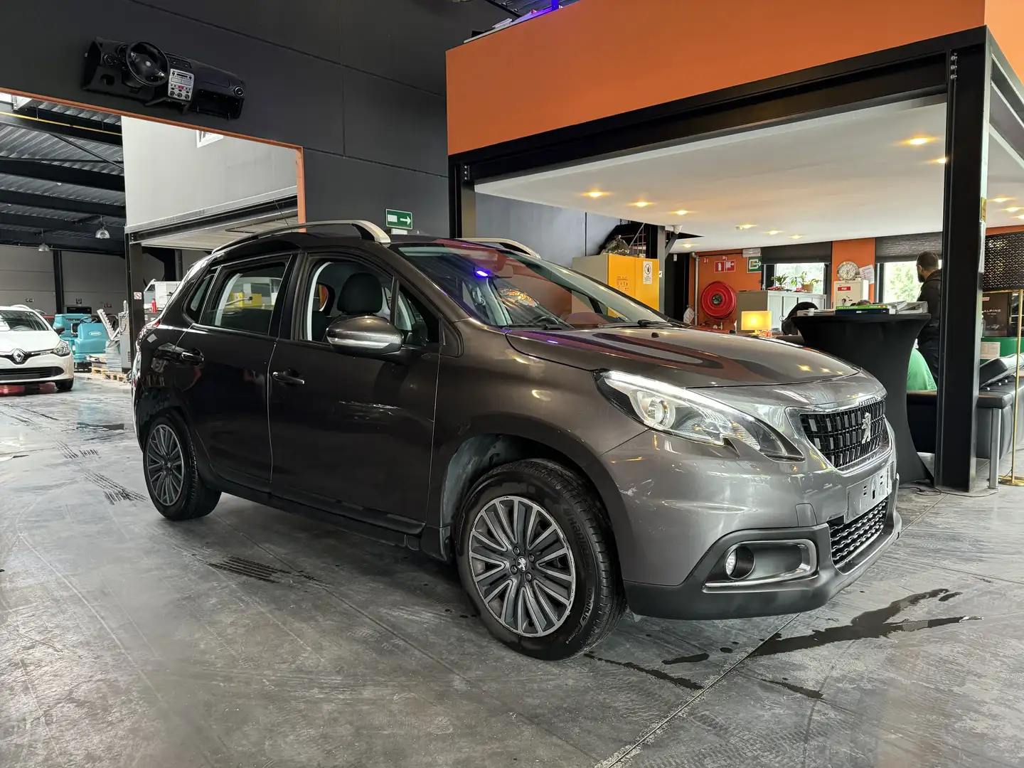 Peugeot 2008 1.2 - 90.989 KM ! A/C - MEDIA/TEL - LIM/REG Gris - 2
