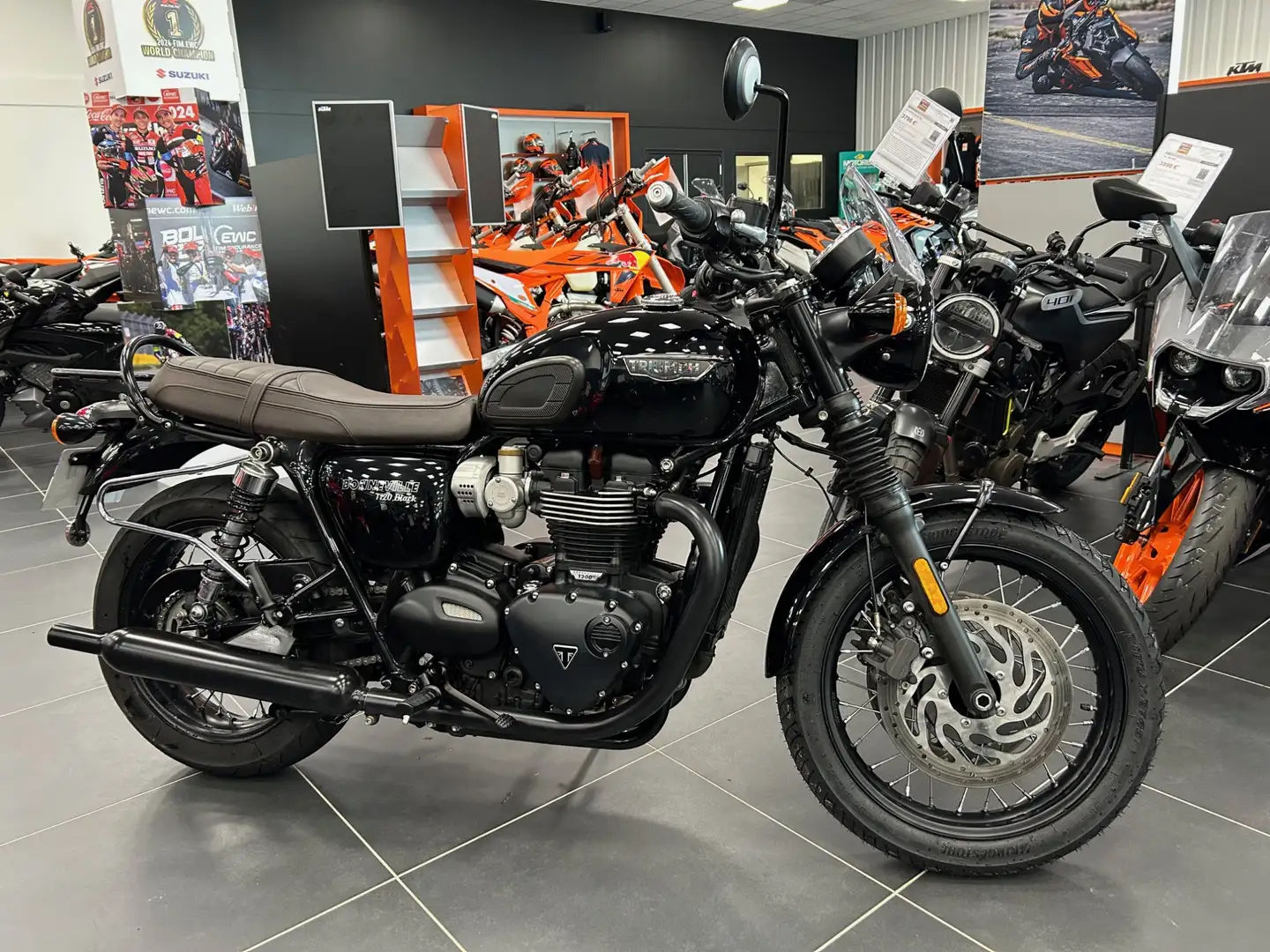 Triumph Bonneville T120 Noir - 1