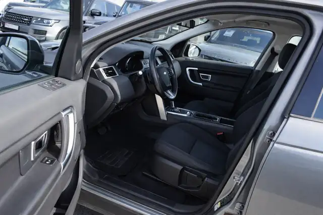 Land Rover Discovery Sport view 12