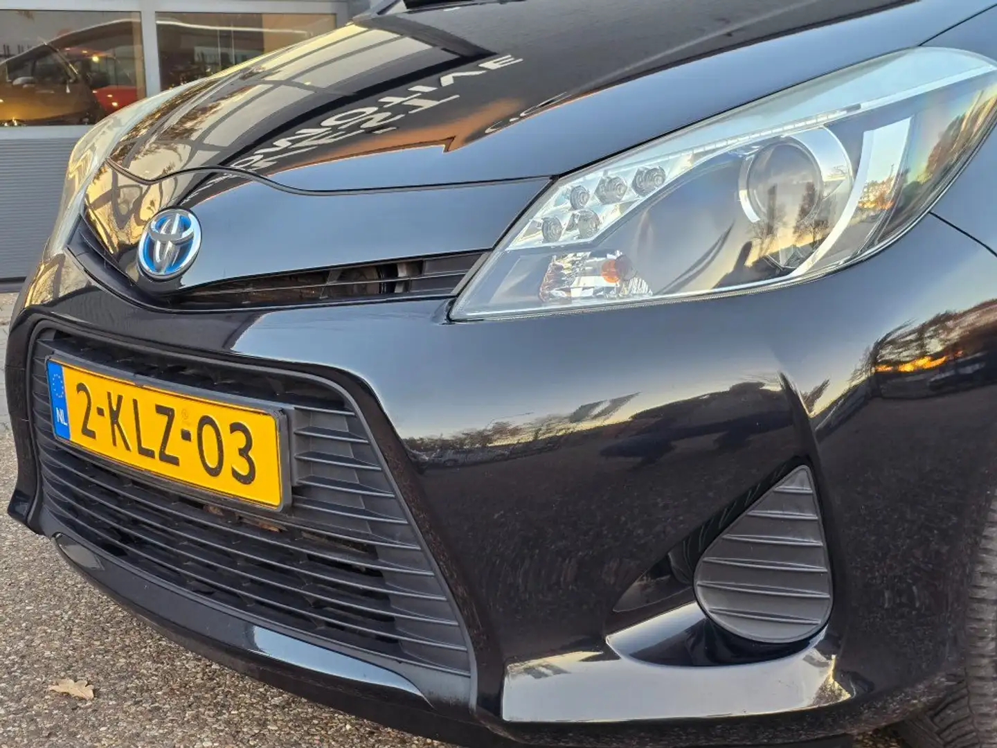 Toyota Yaris 1.5 Full Hybrid Aspiration EERSTE EIGENAAR DEALER Zwart - 2