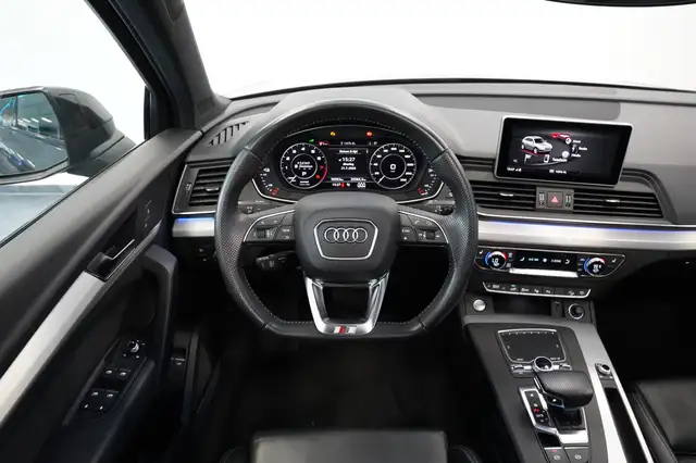 Audi Q5 view 8