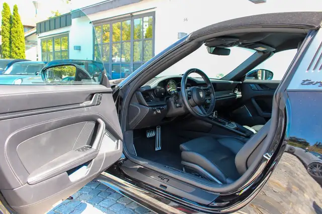 Porsche 911 view 9
