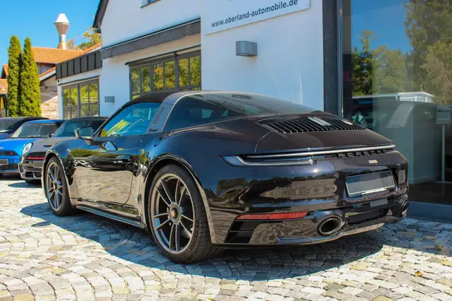 Porsche 911 view 7