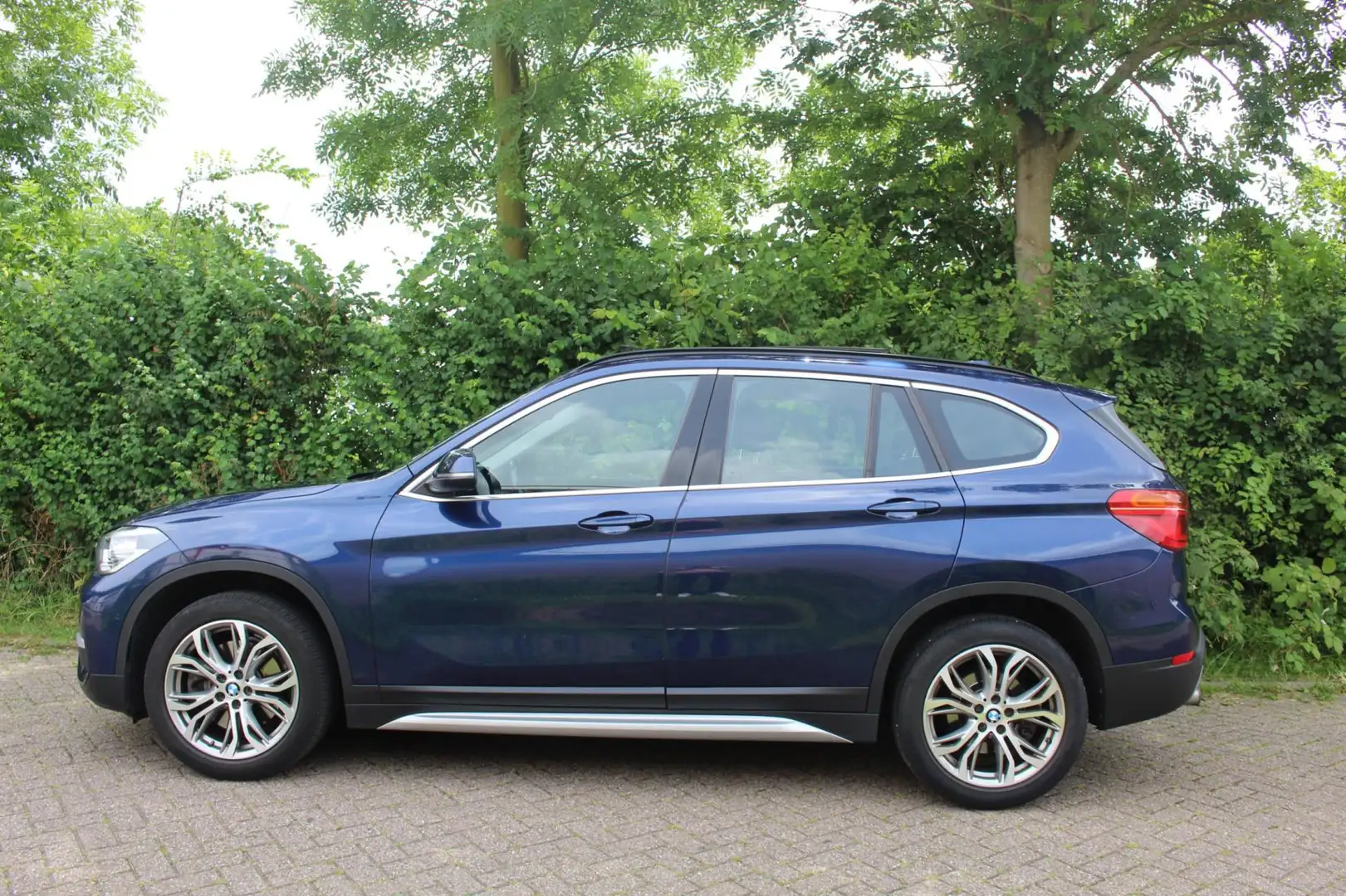 BMW X1 XDrive20i xLine *1e EIG ! *HUD *Pano *Leer *Camera Blauw - 2