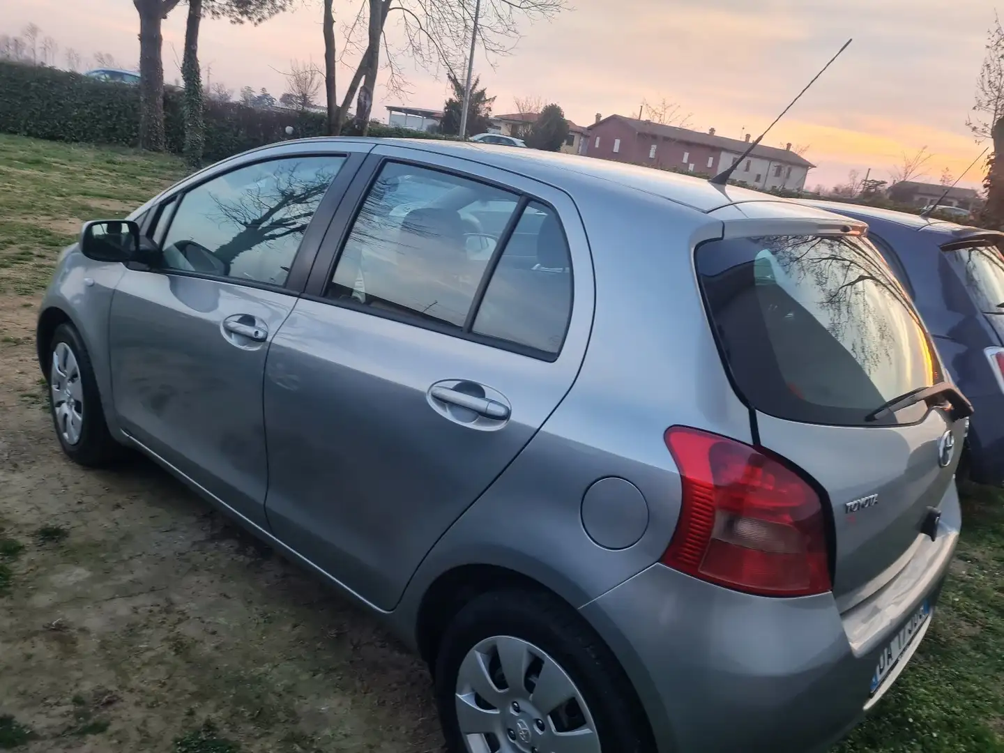 Toyota Yaris Yaris 5p 1.3 (dual) Sol c/vsc+trc Argent - 2