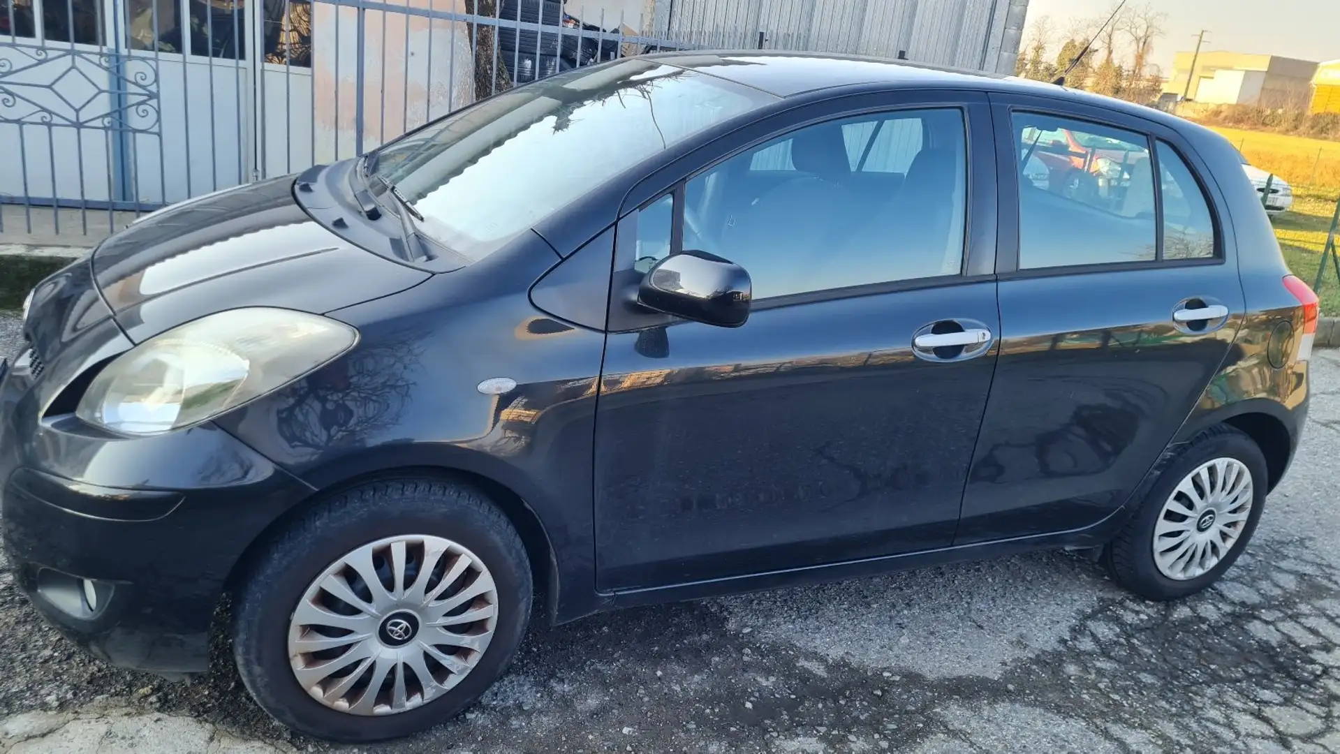 Toyota Yaris Yaris 5p 1.3 (dual) Sol c/vsc+trc Noir - 2