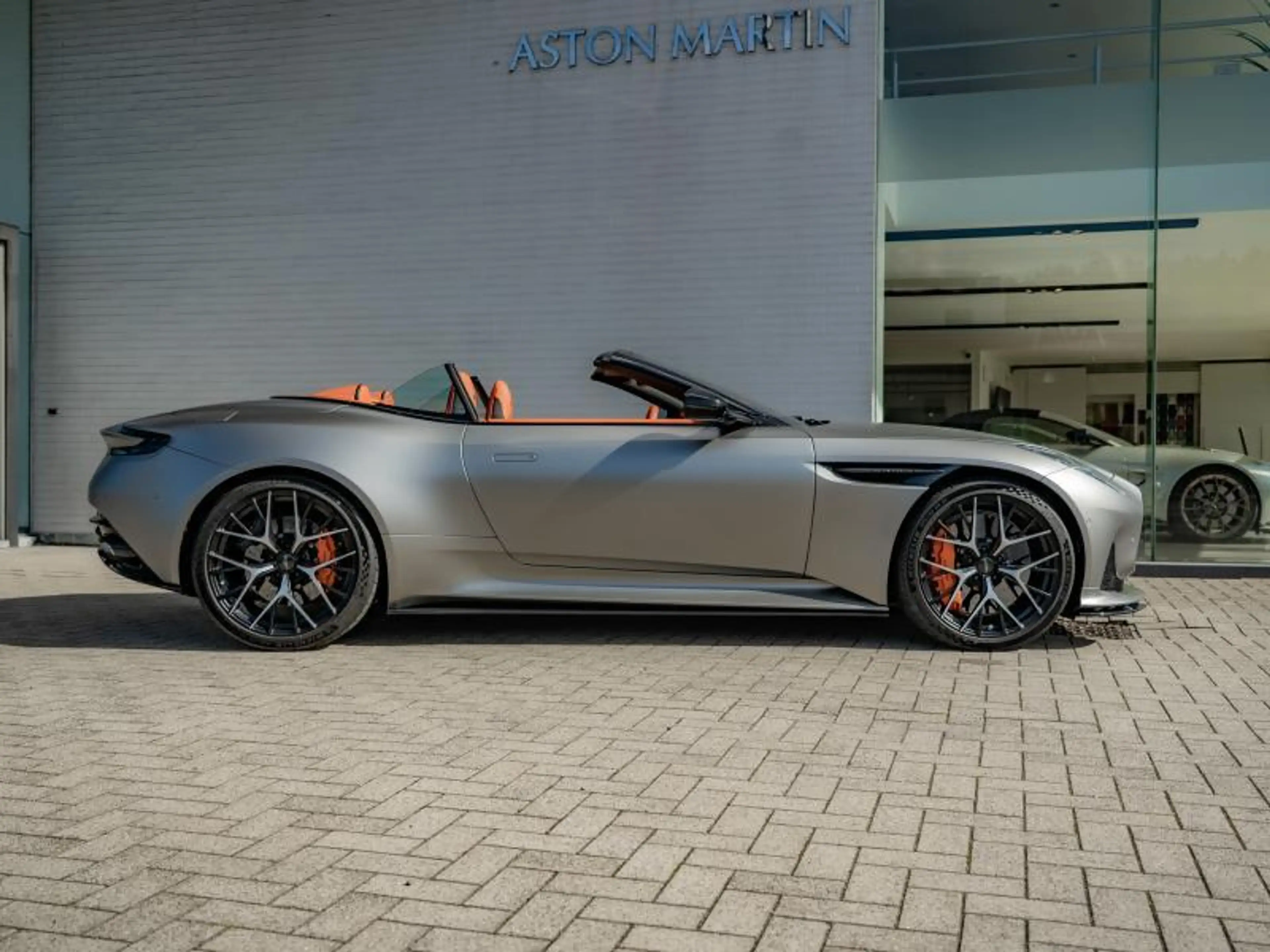 Aston Martin DB12 Volante — photo 3