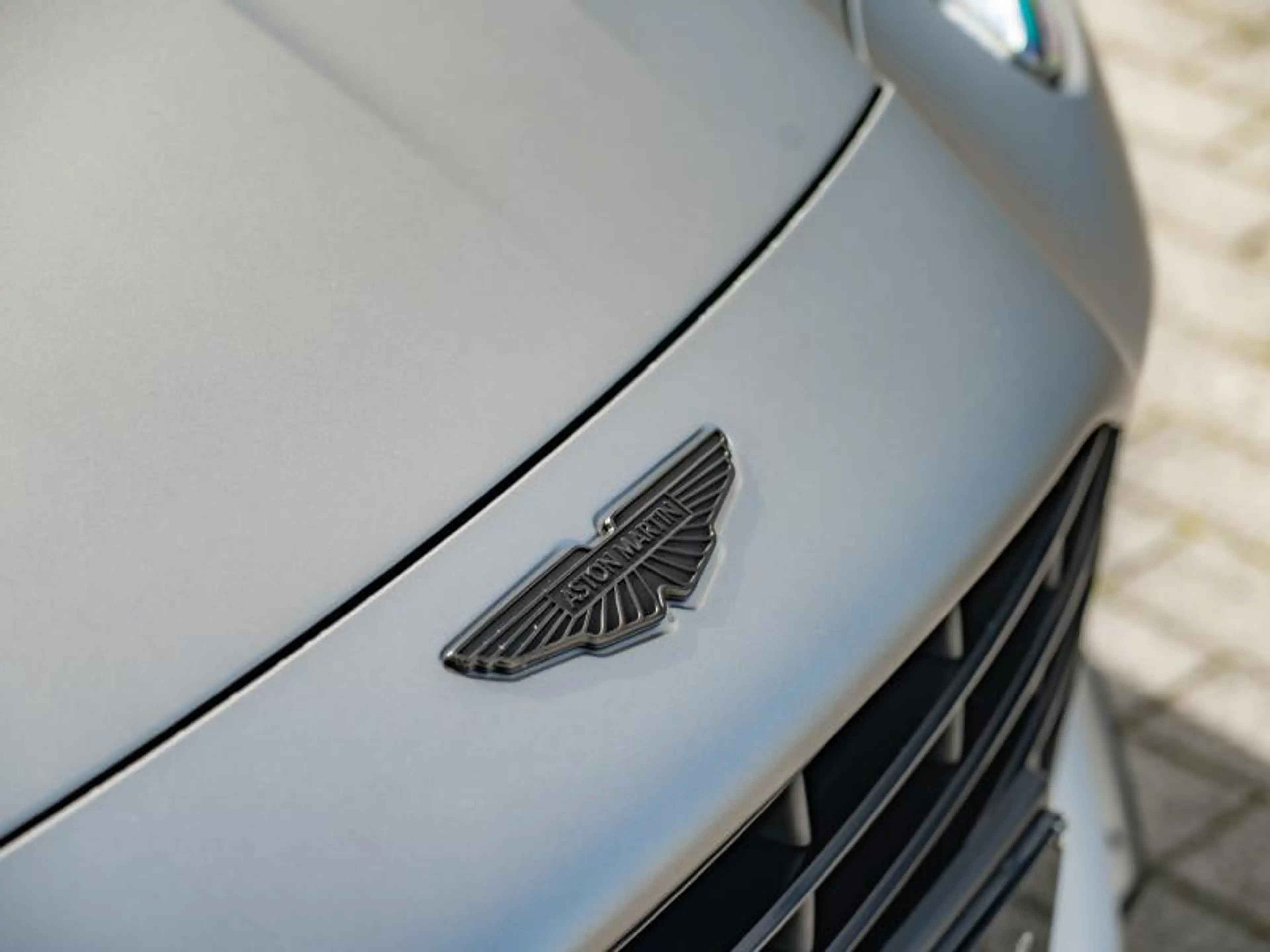 Aston Martin DB12 Volante — photo 10