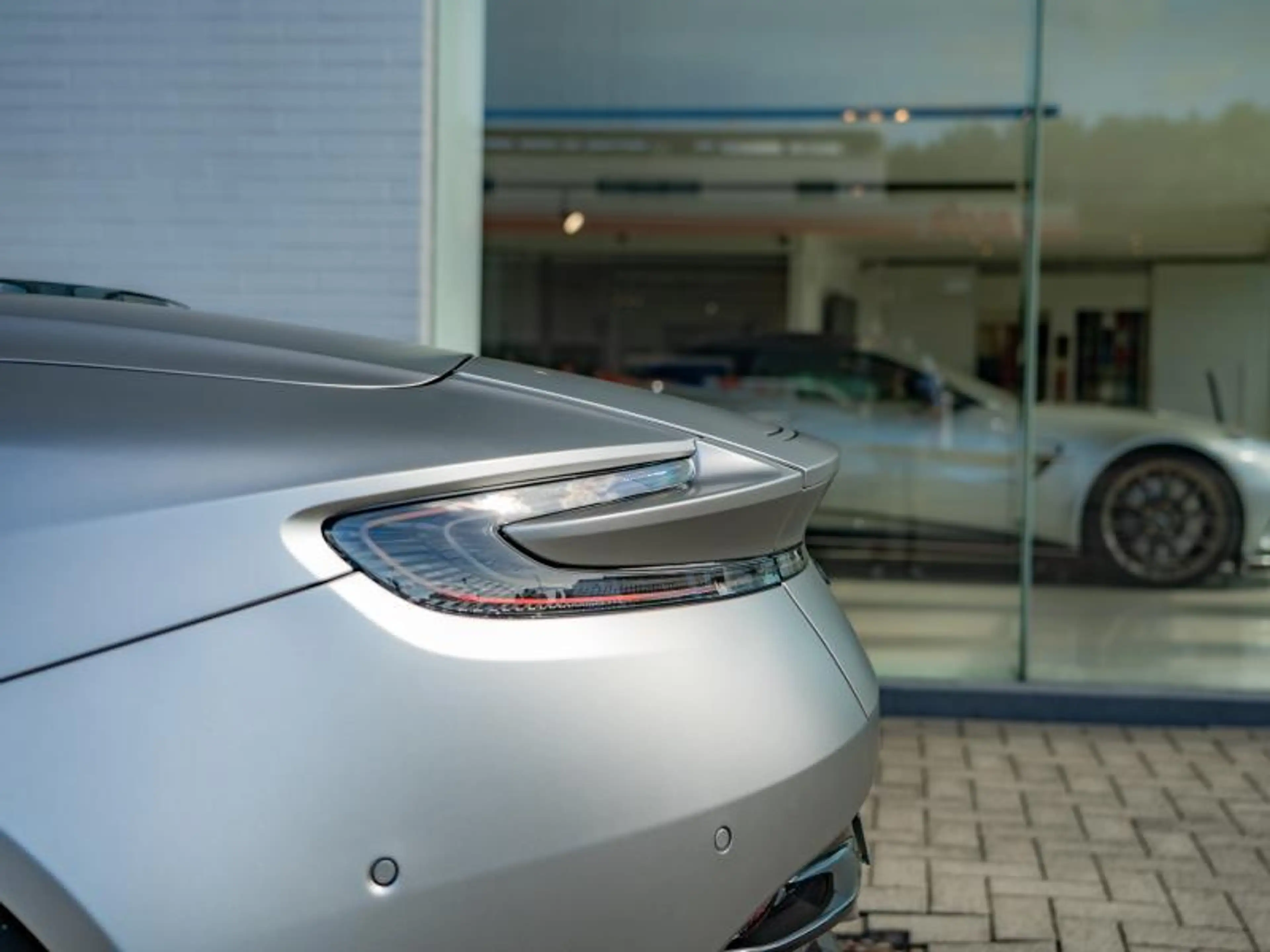 Aston Martin DB12 Volante — photo 15