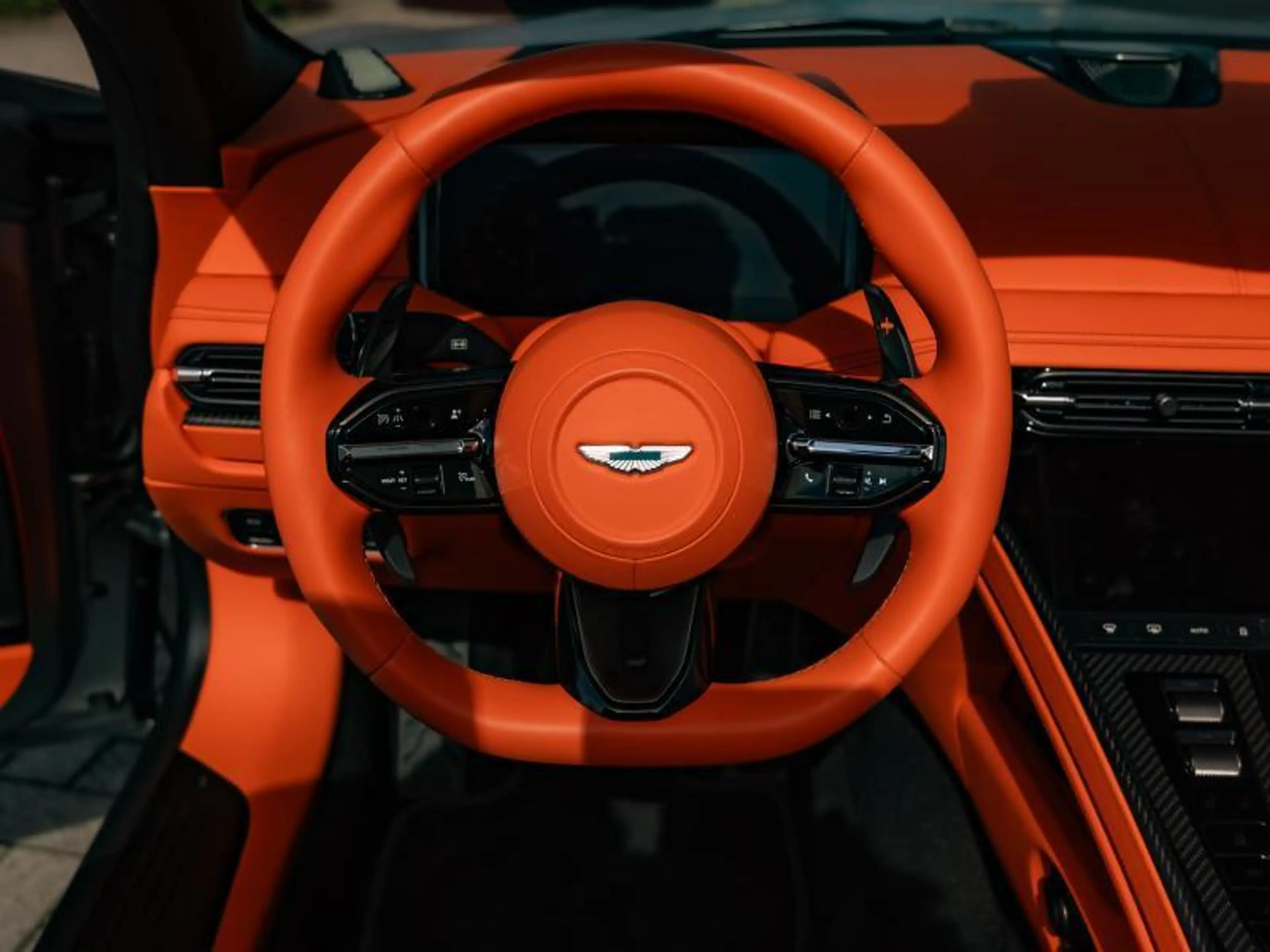 Aston Martin DB12 Volante — photo 7