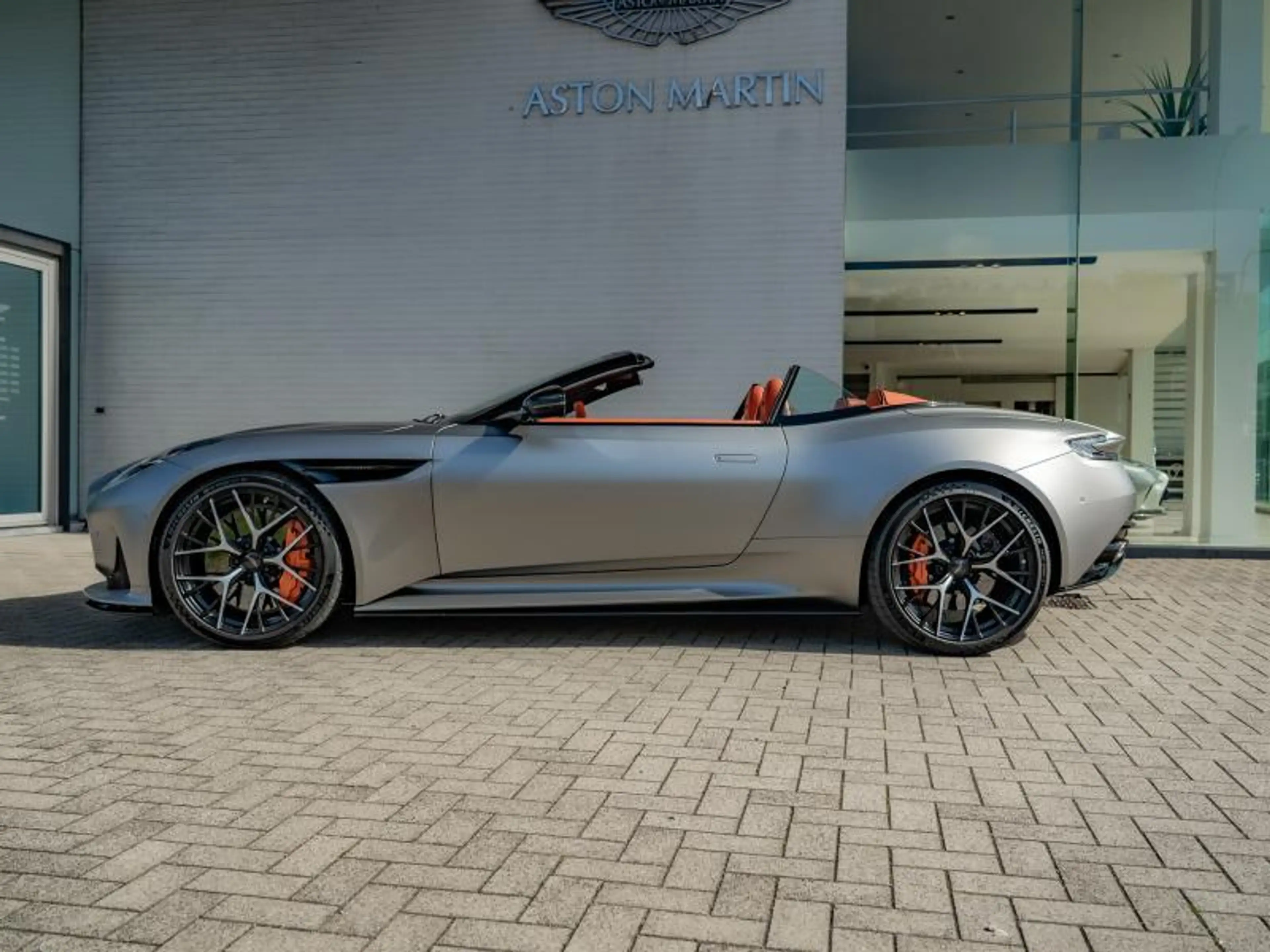 Aston Martin DB12 Volante — photo 9