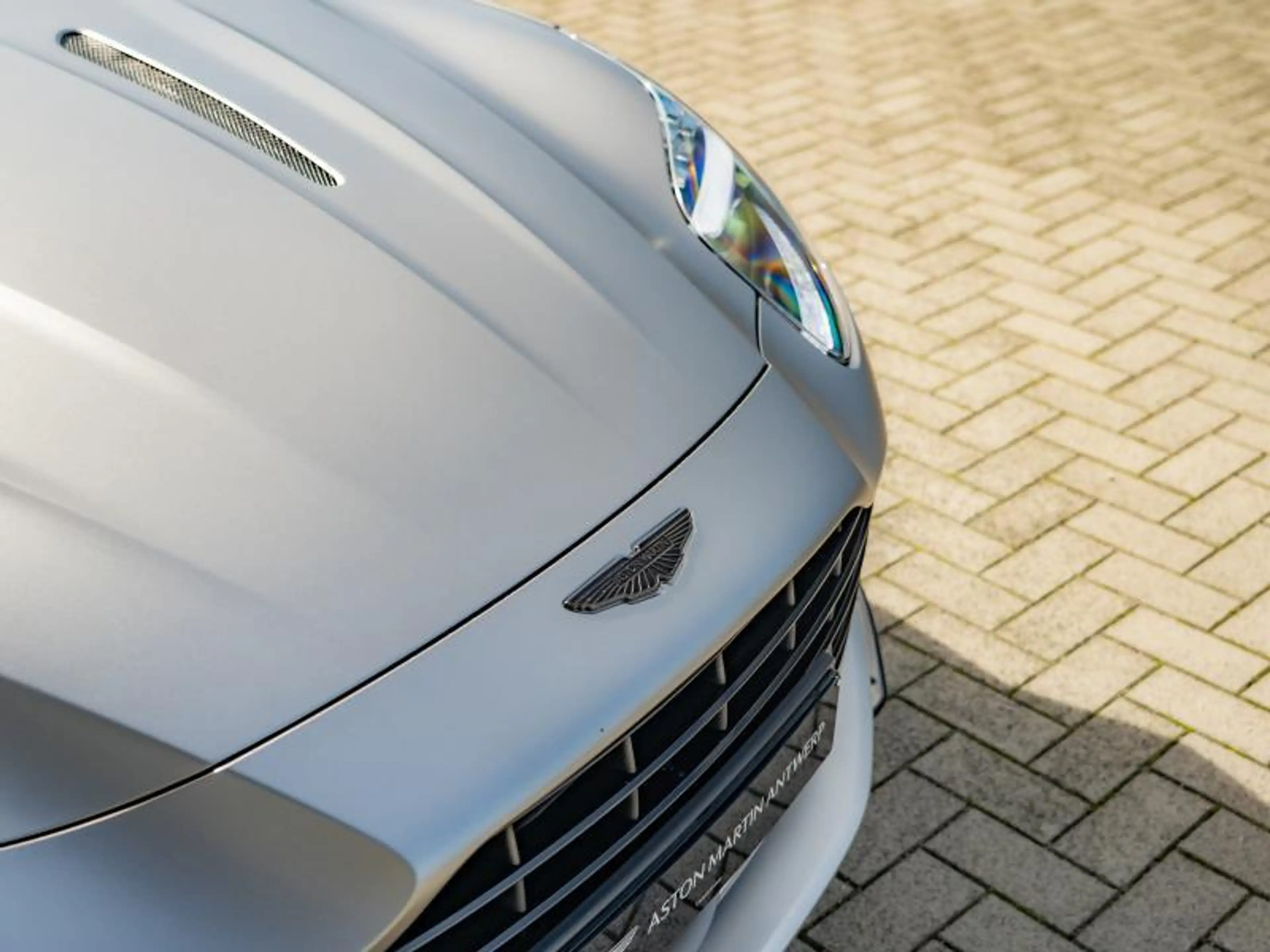 Aston Martin DB12 Volante — photo 11