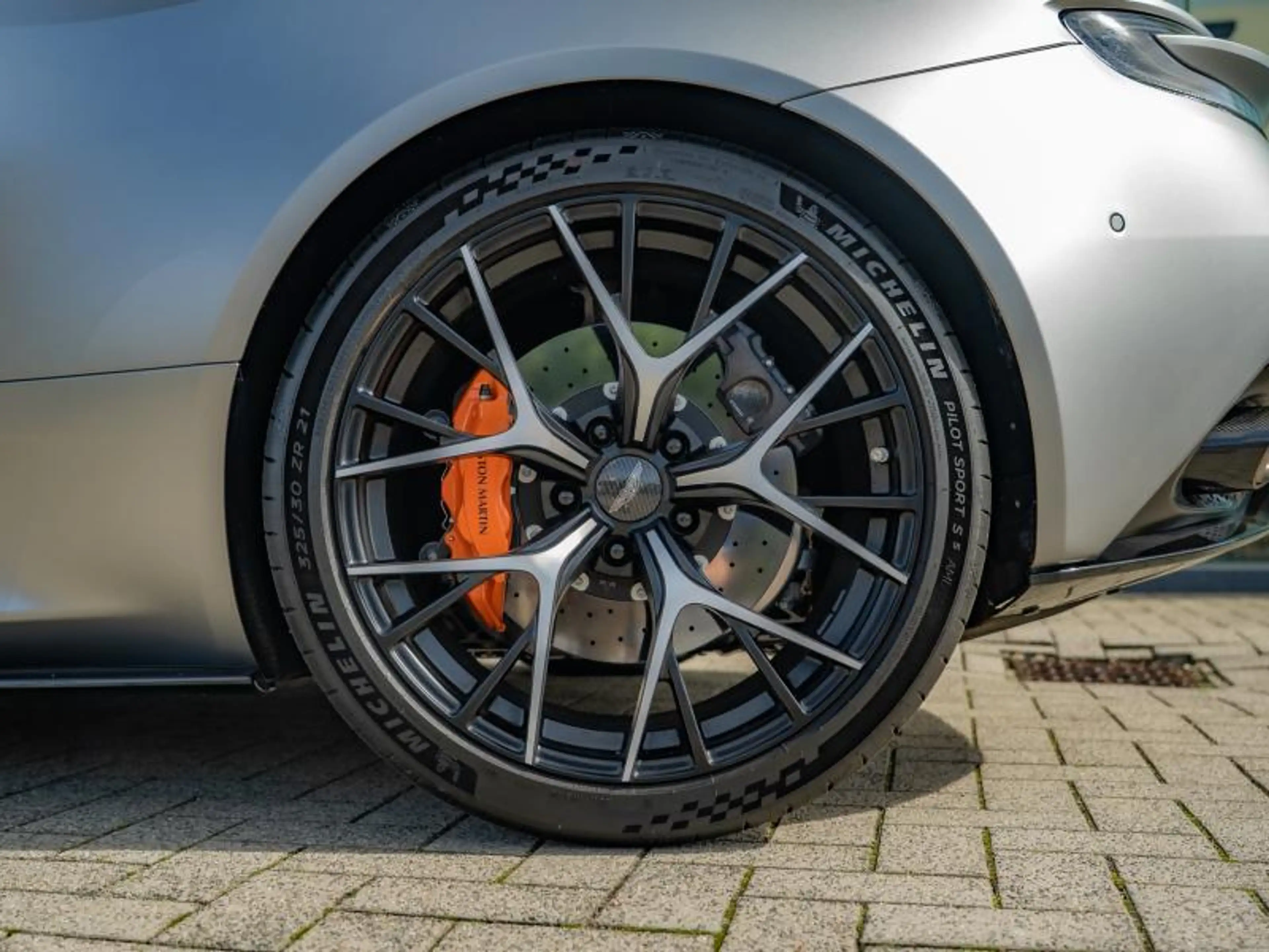 Aston Martin DB12 Volante — photo 8