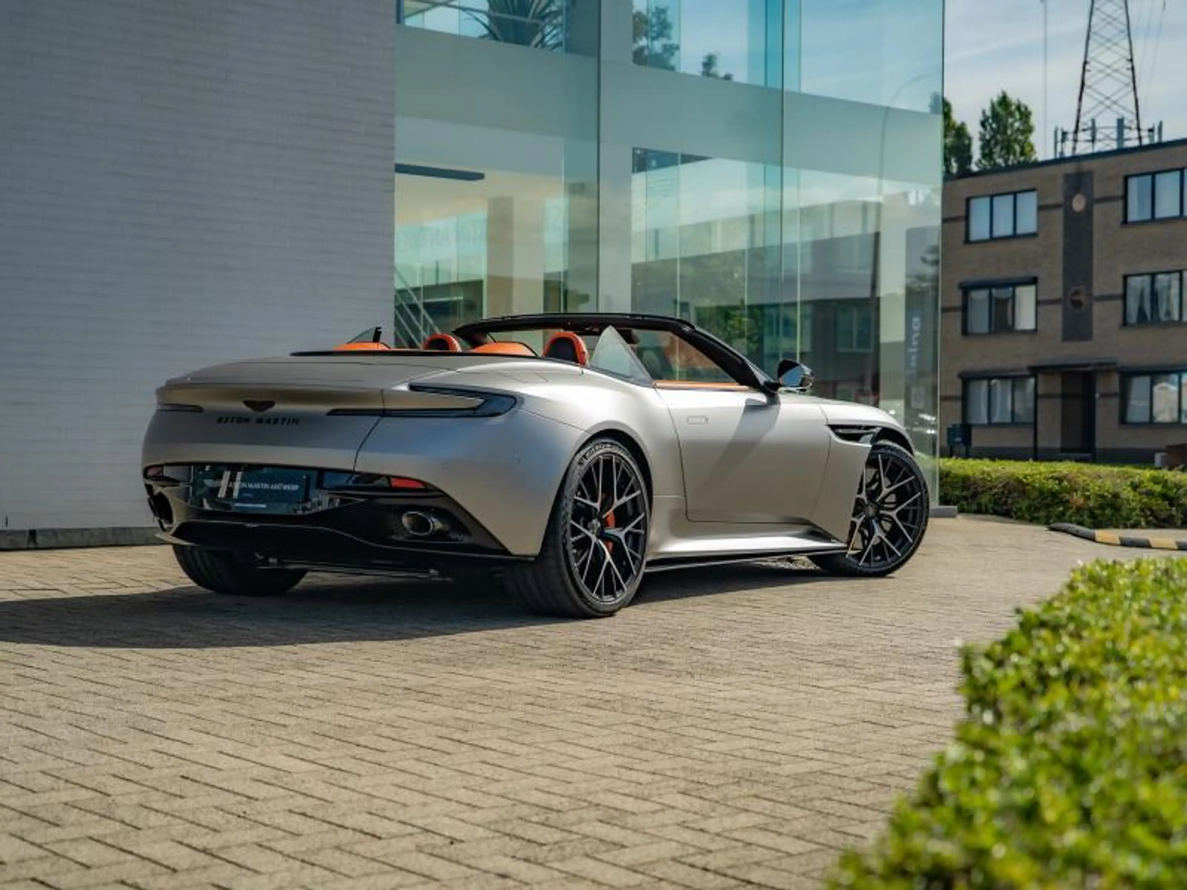 Aston Martin DB12 Volante — photo 5