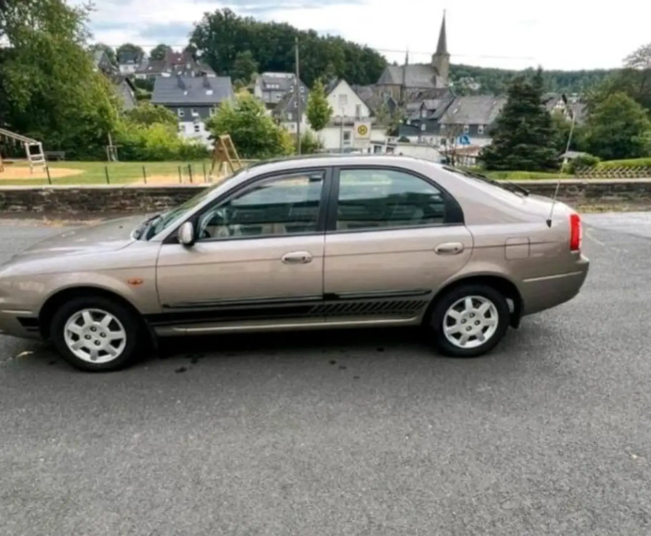 Kia Shuma Kia Shuma LS Fastback TÜV 08/2027 Gold - 2