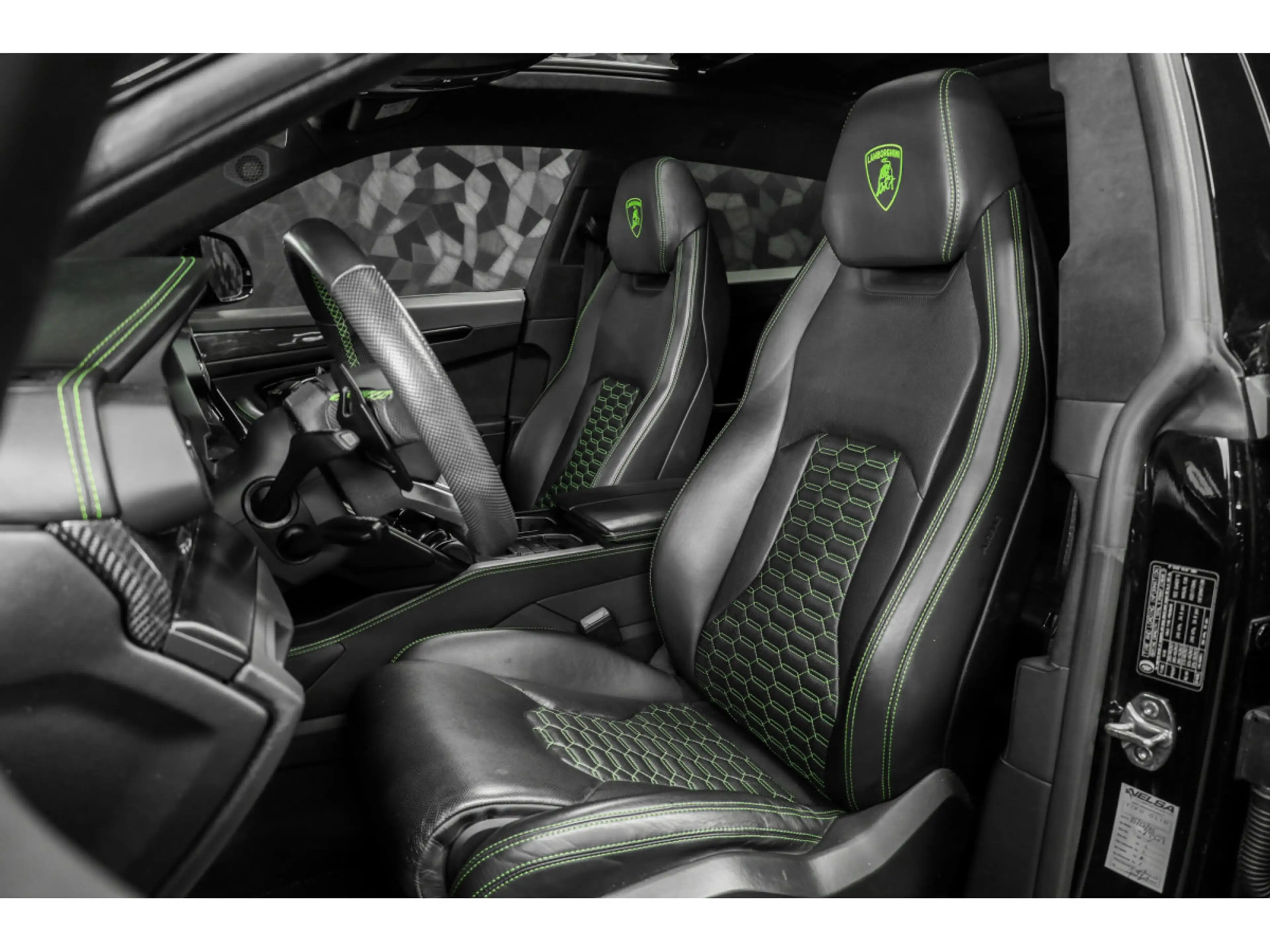 Lamborghini Urus V8 - NERO HELENE - AKRAPOVIC — photo 9