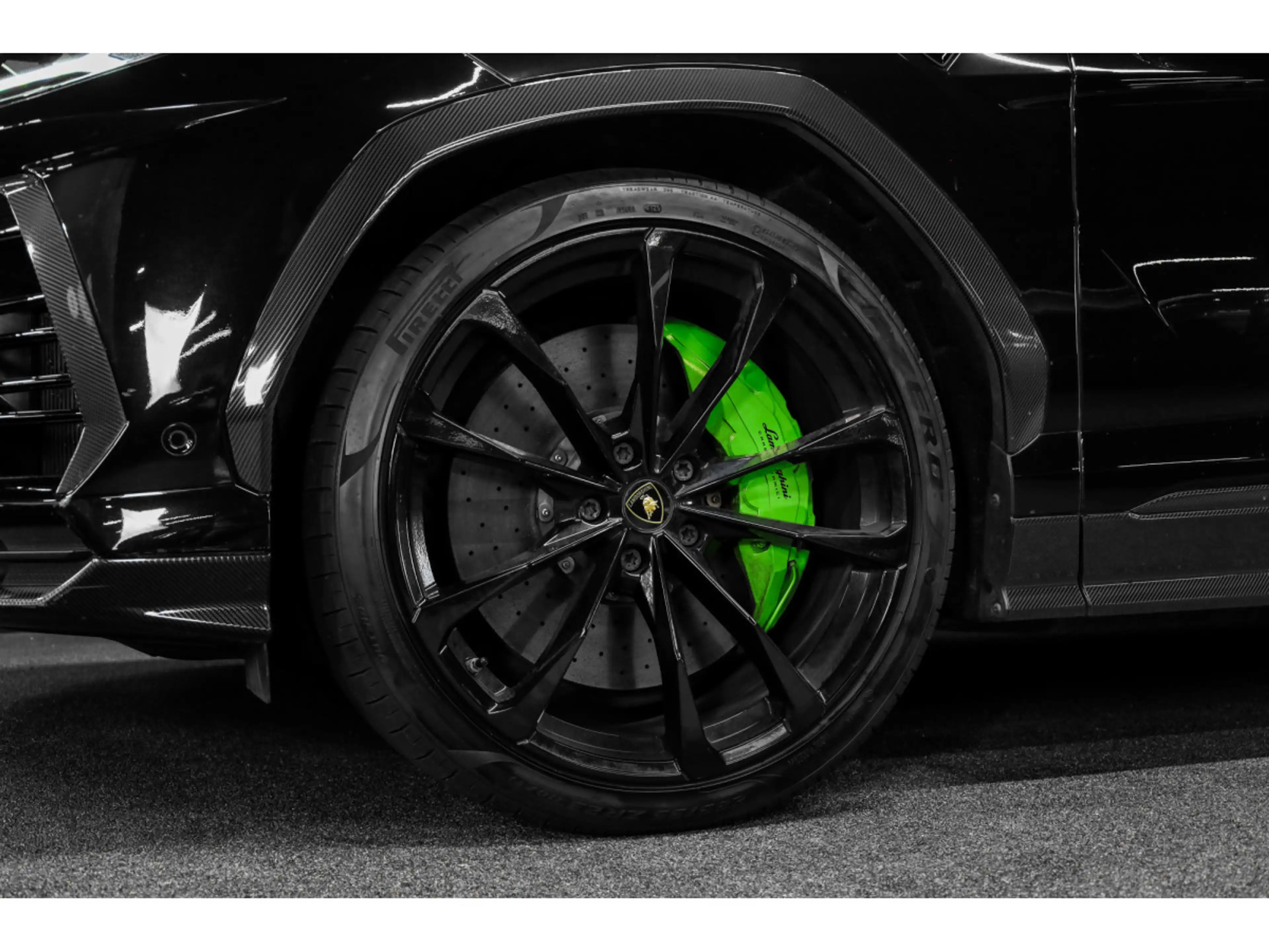 Lamborghini Urus V8 - NERO HELENE - AKRAPOVIC — photo 13