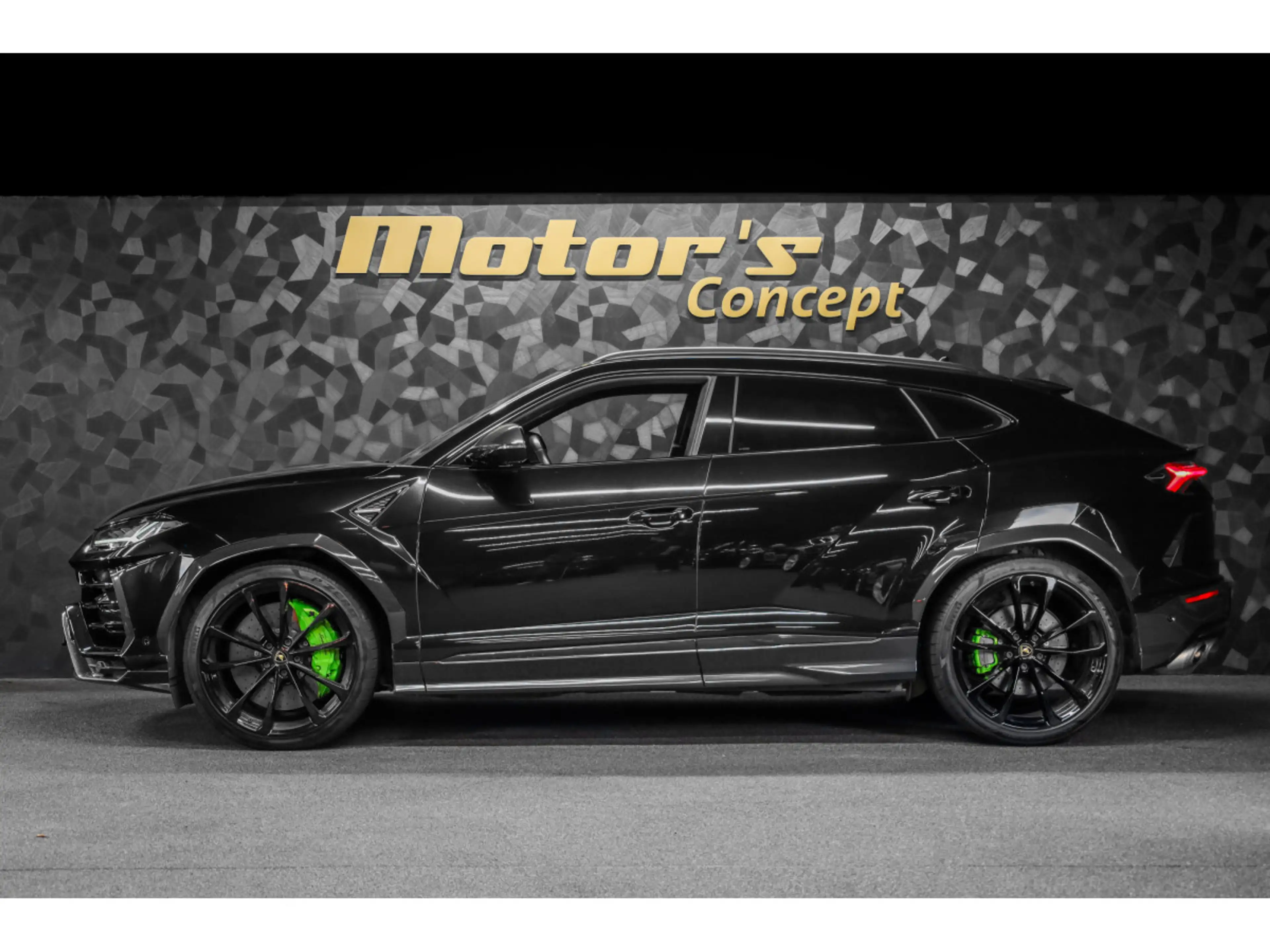 Lamborghini Urus V8 - NERO HELENE - AKRAPOVIC — photo 2