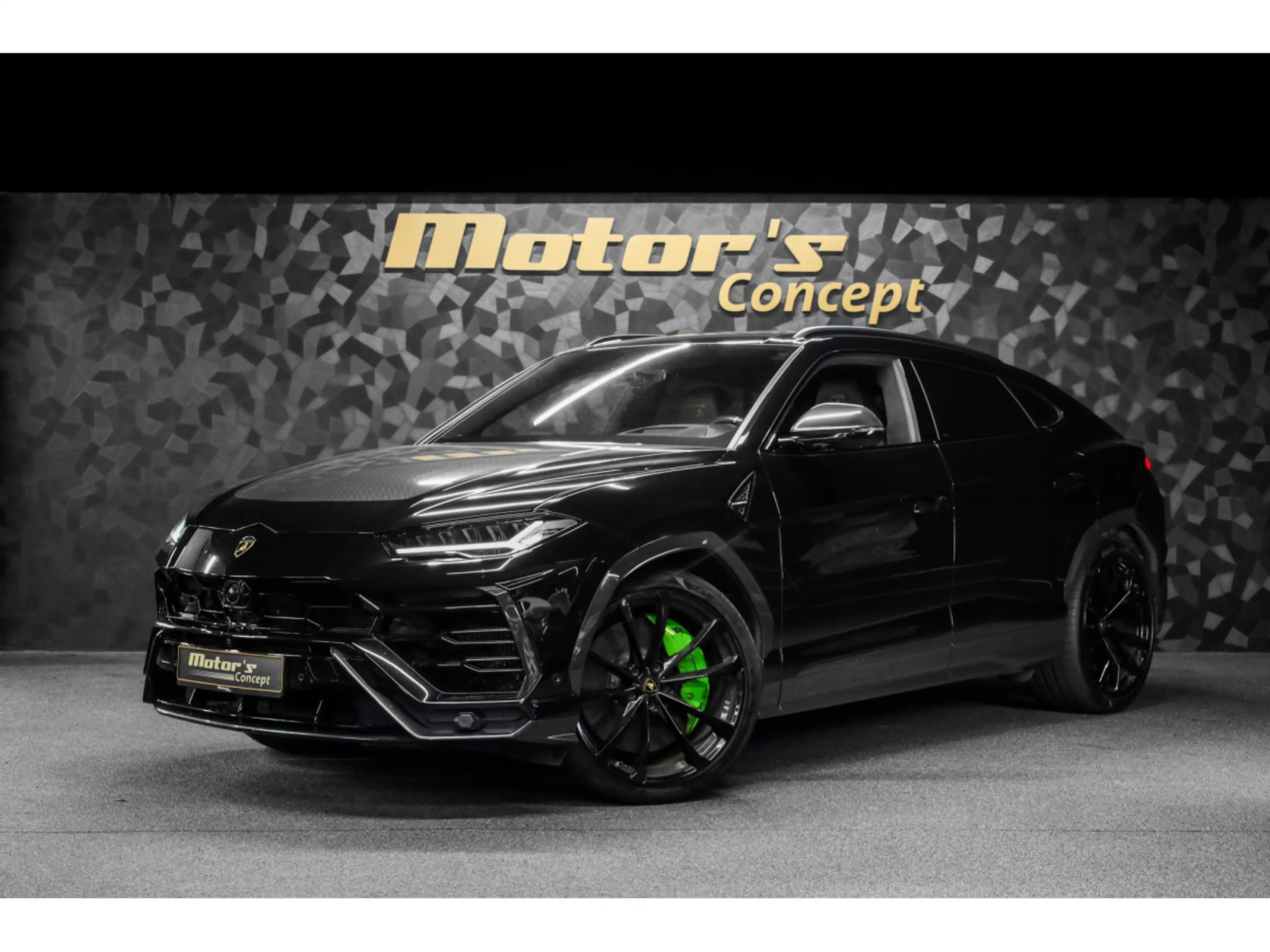 Lamborghini Urus V8 - NERO HELENE - AKRAPOVIC