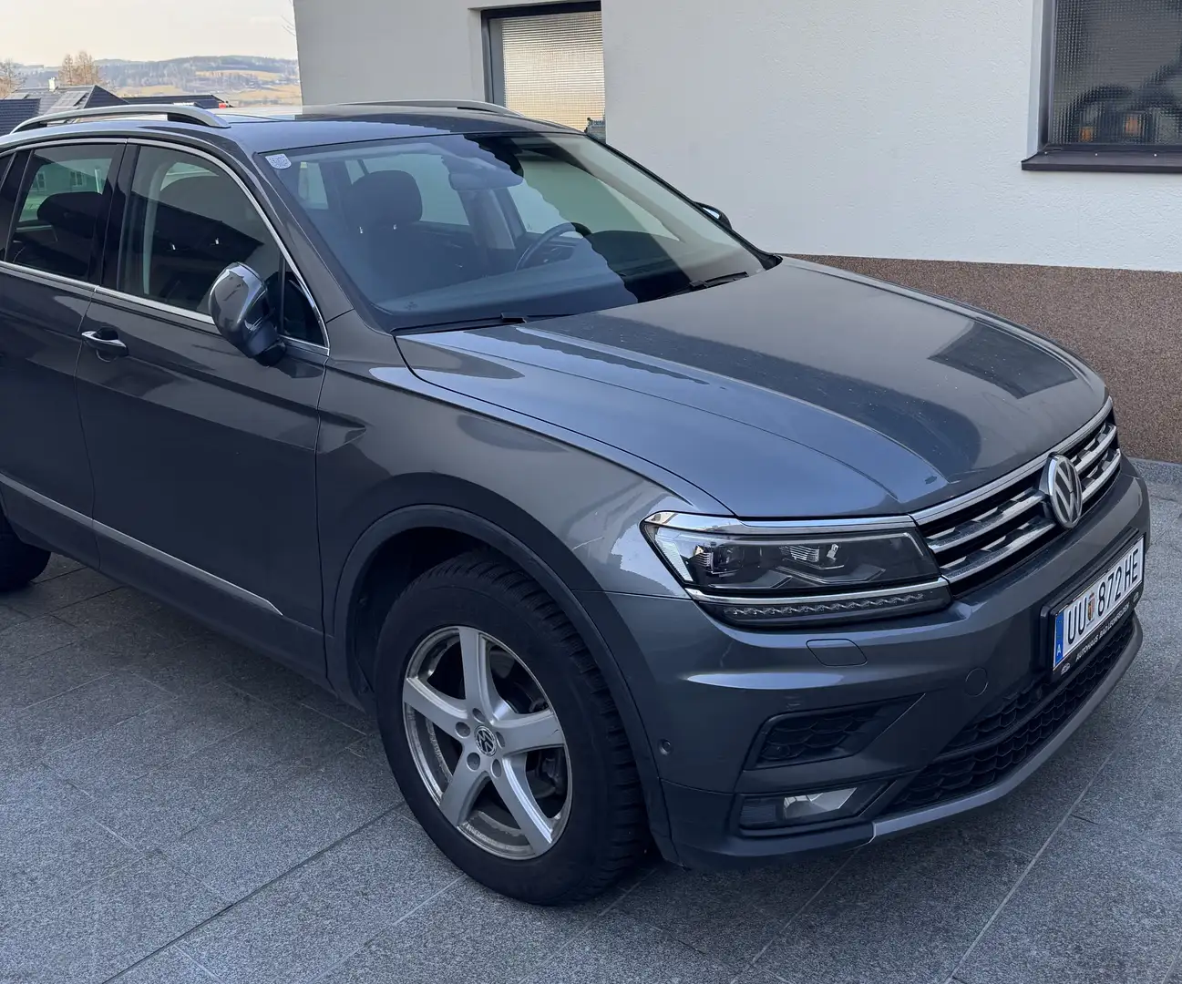 Volkswagen Tiguan 2,0 TDI SCR 4Motion Highline DSG Grau - 1
