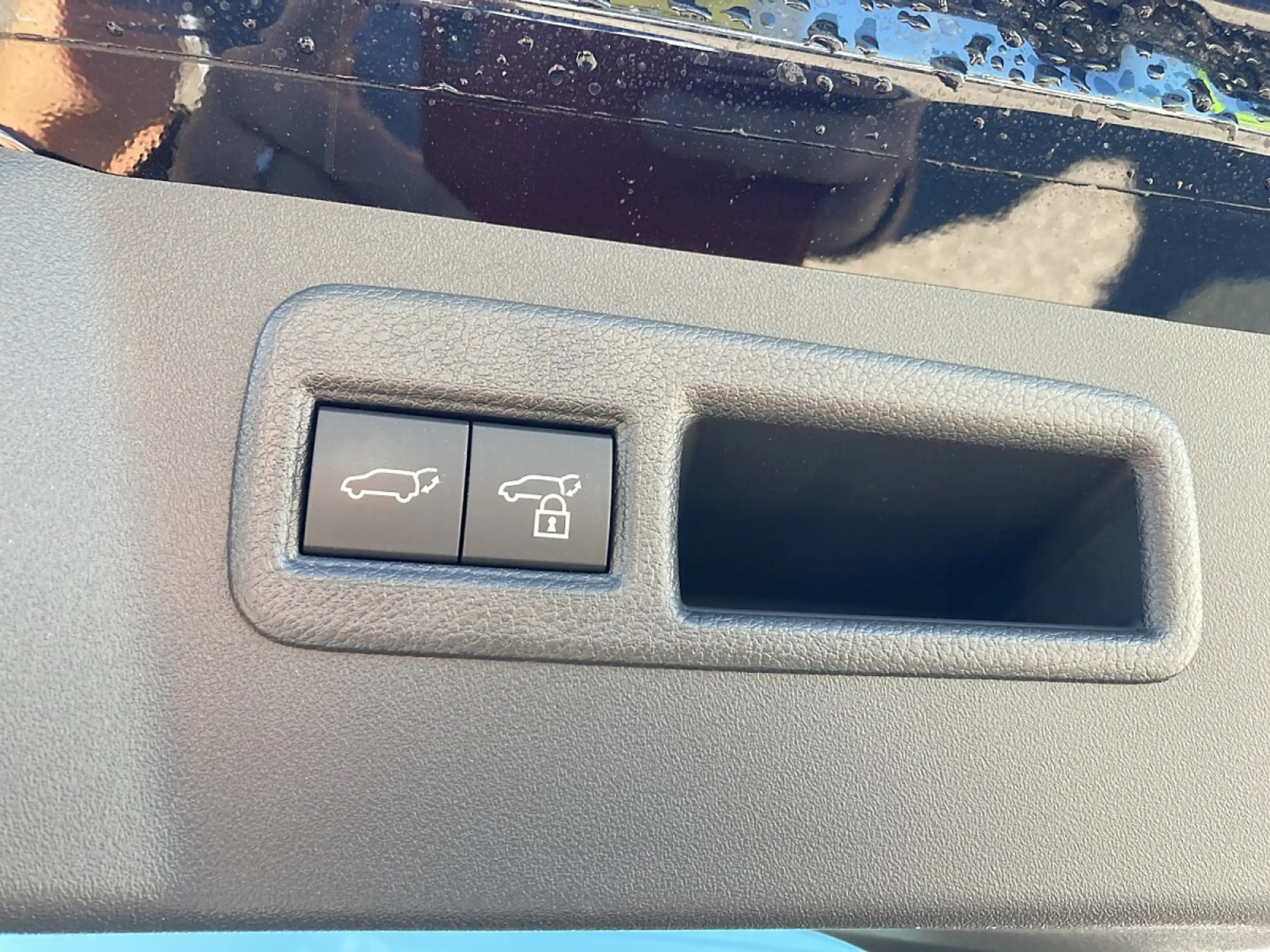 Toyota C-HR+ Elektro 77kWh AWD Lounge + Metallic + Sky & Sou... — photo 14