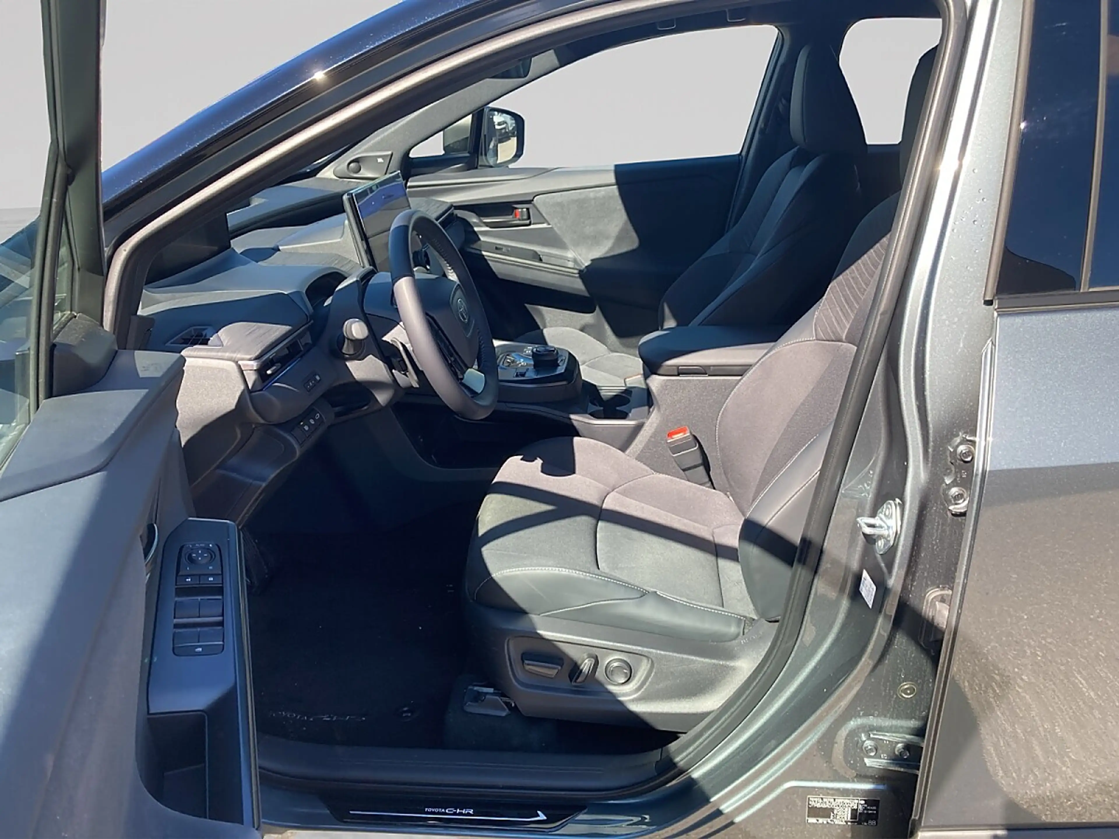 Toyota C-HR+ Elektro 77kWh AWD Lounge + Metallic + Sky & Sou... — photo 7