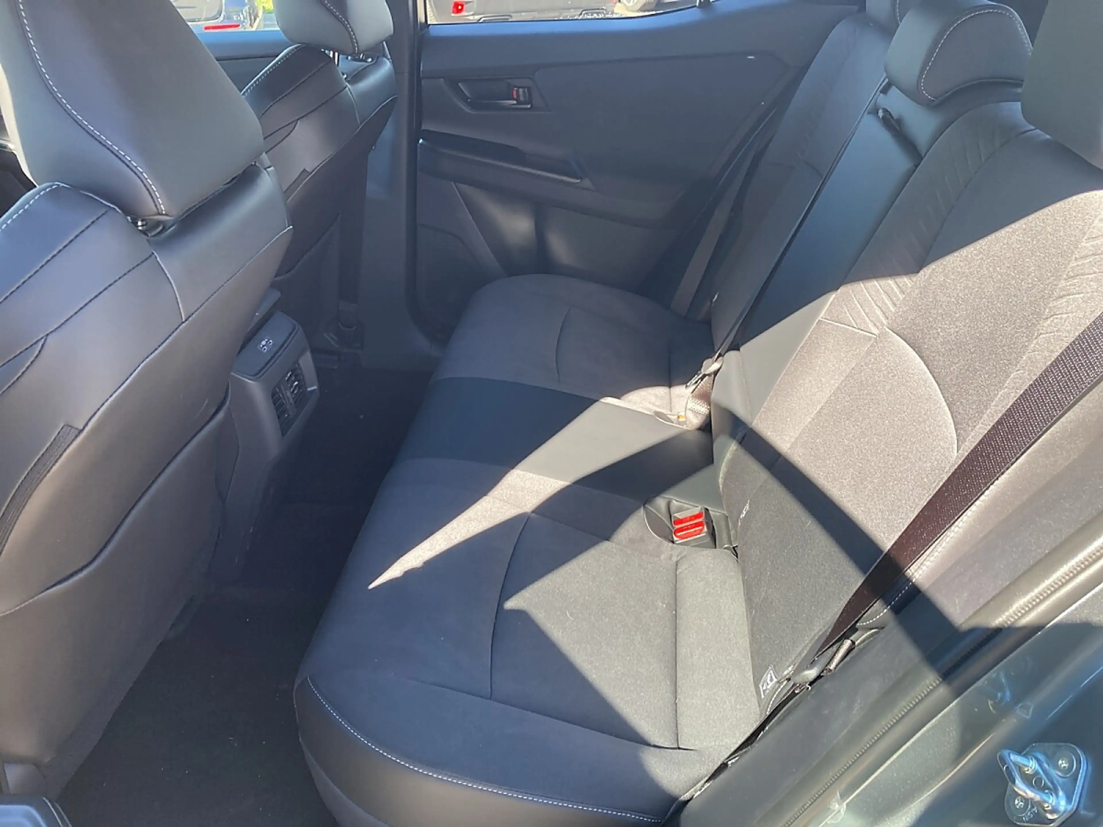 Toyota C-HR+ Elektro 77kWh AWD Lounge + Metallic + Sky & Sou... — photo 12