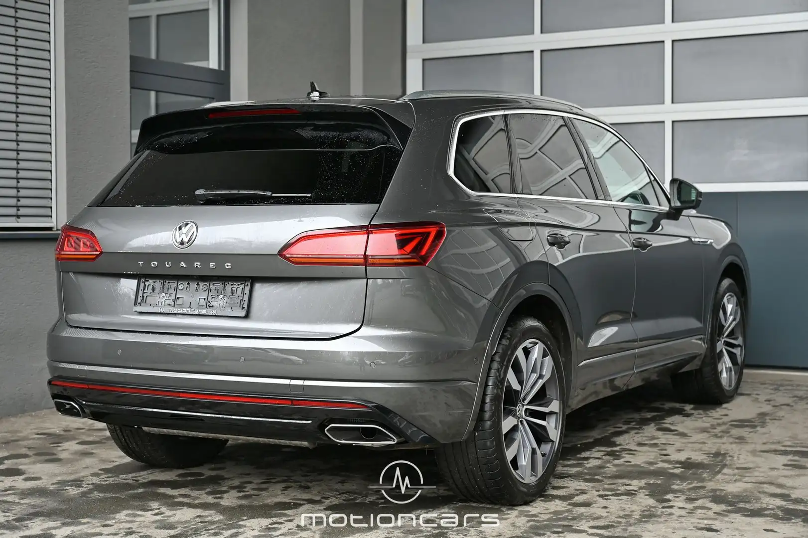 Volkswagen Touareg 3.0 V6 TDI R-Line 4Motion Grau - 2