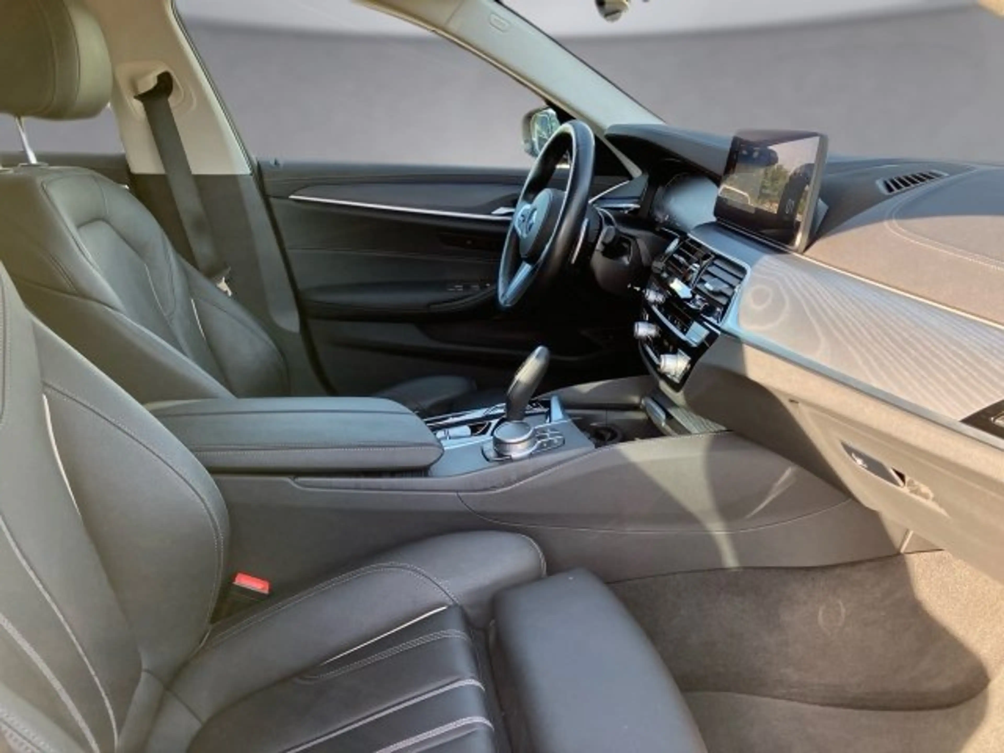 BMW 520 d xDrive Touring G31 B47 — photo 11