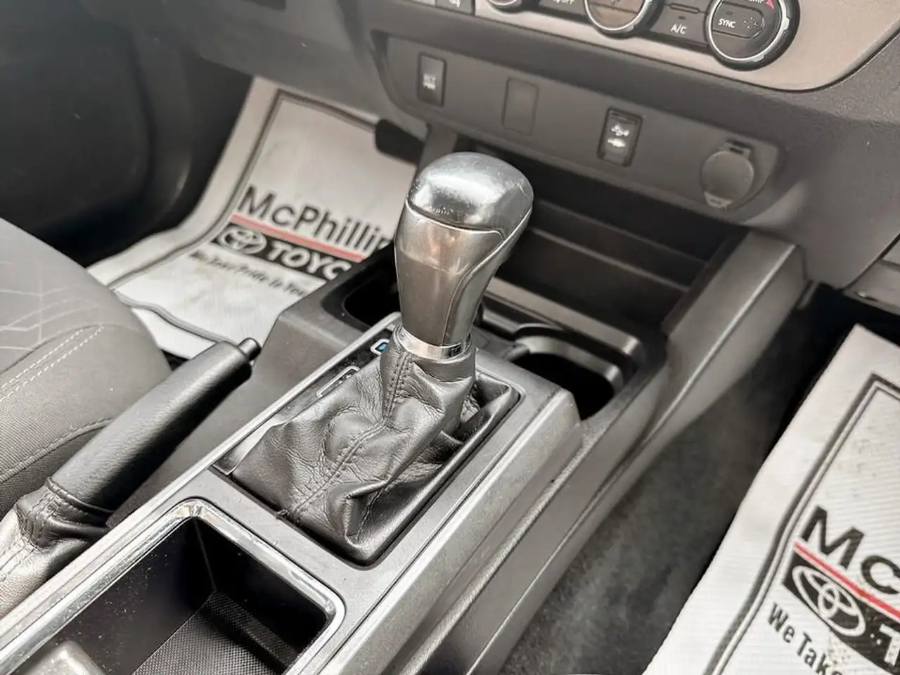 Toyota Tacoma снимка Toyota Tacoma