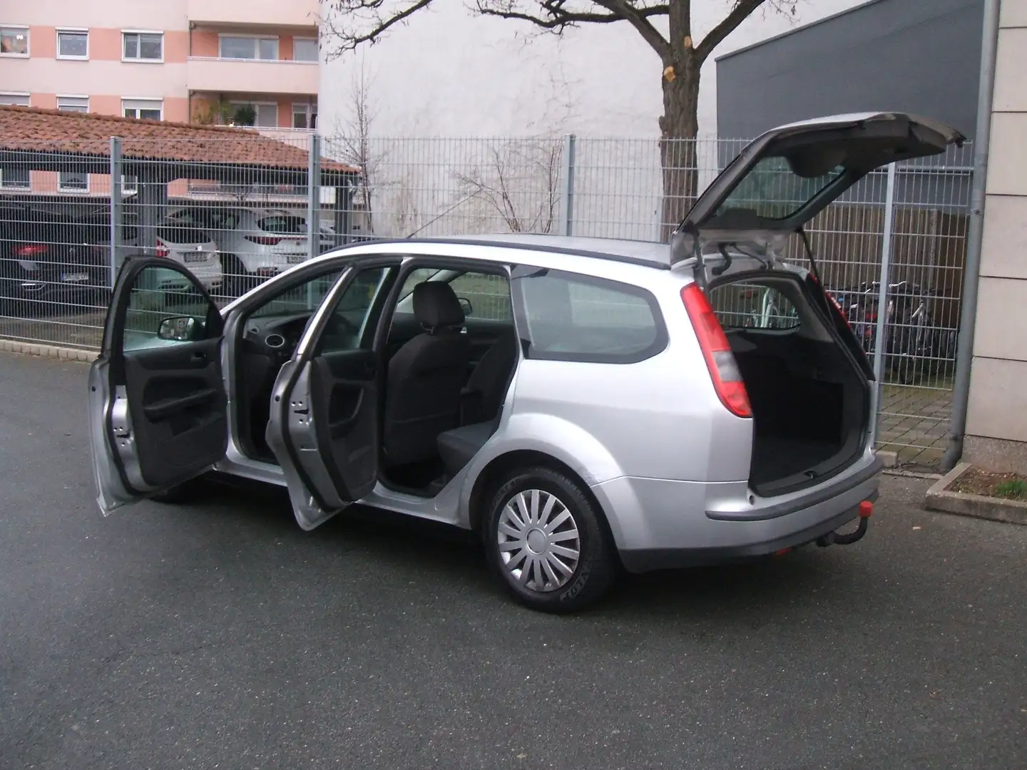 Ford Focus 116PS*KOMBI*AH.K*TÜV-KUPPLUNG-BREMSE-ALLES NEU* Argent - 1