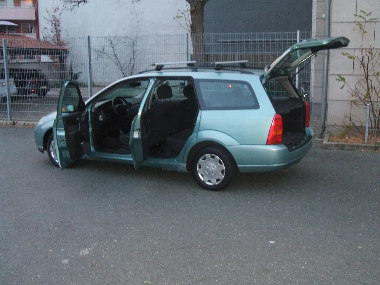 Ford Focus 1,6* KOMBI *WENIG-KM*AUF WUNSCH-TÜV-ALLES-NEU* Grün - 1