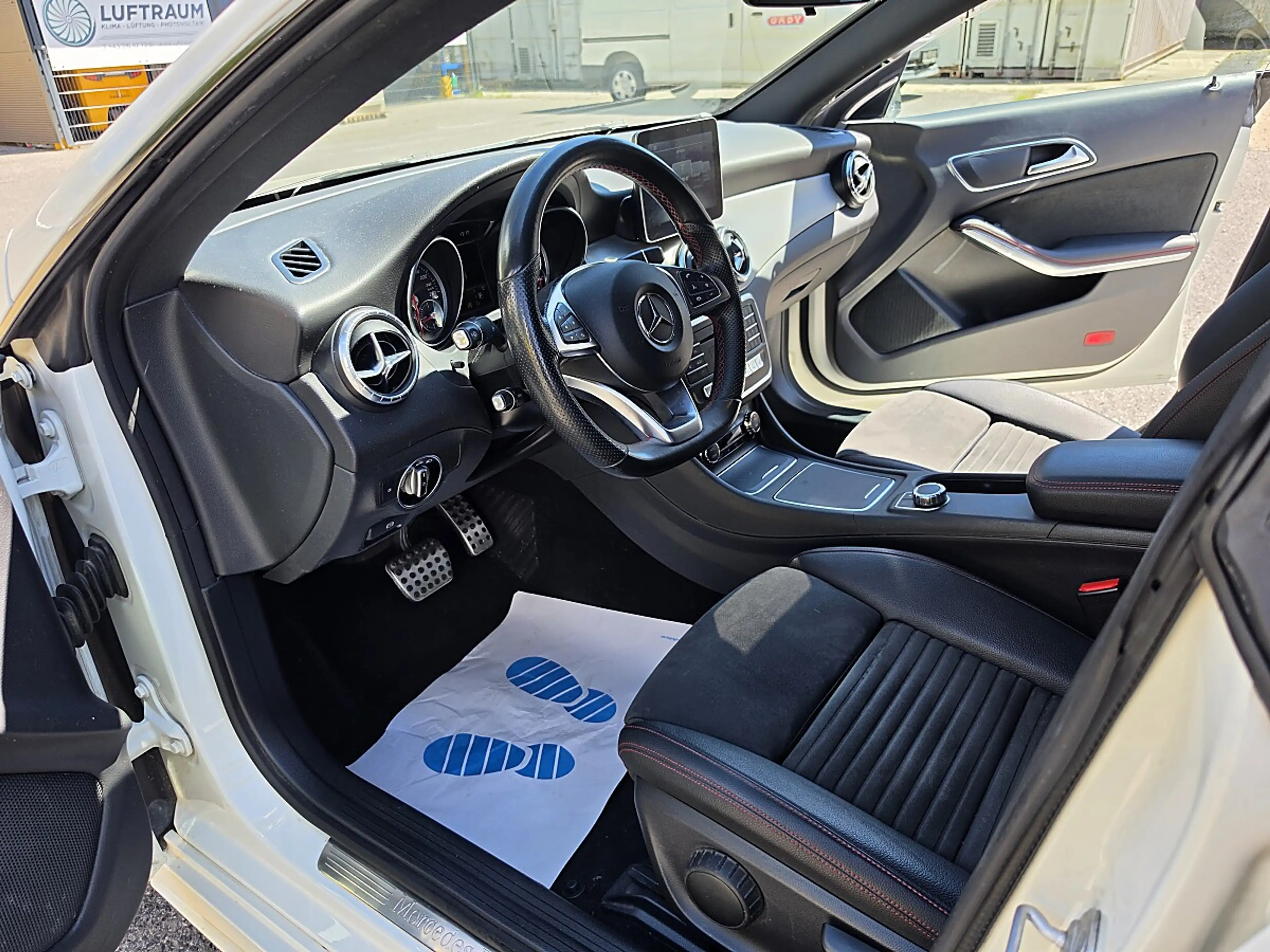 Mercedes-Benz CLA 220 CDI AMG Line — photo 15
