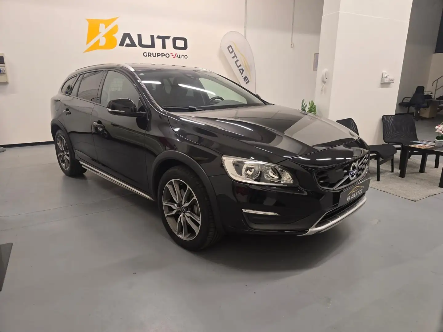 Volvo V60 Cross Country V60 Cross Country 2.0 d3 Momentum geartronic Zwart - 2