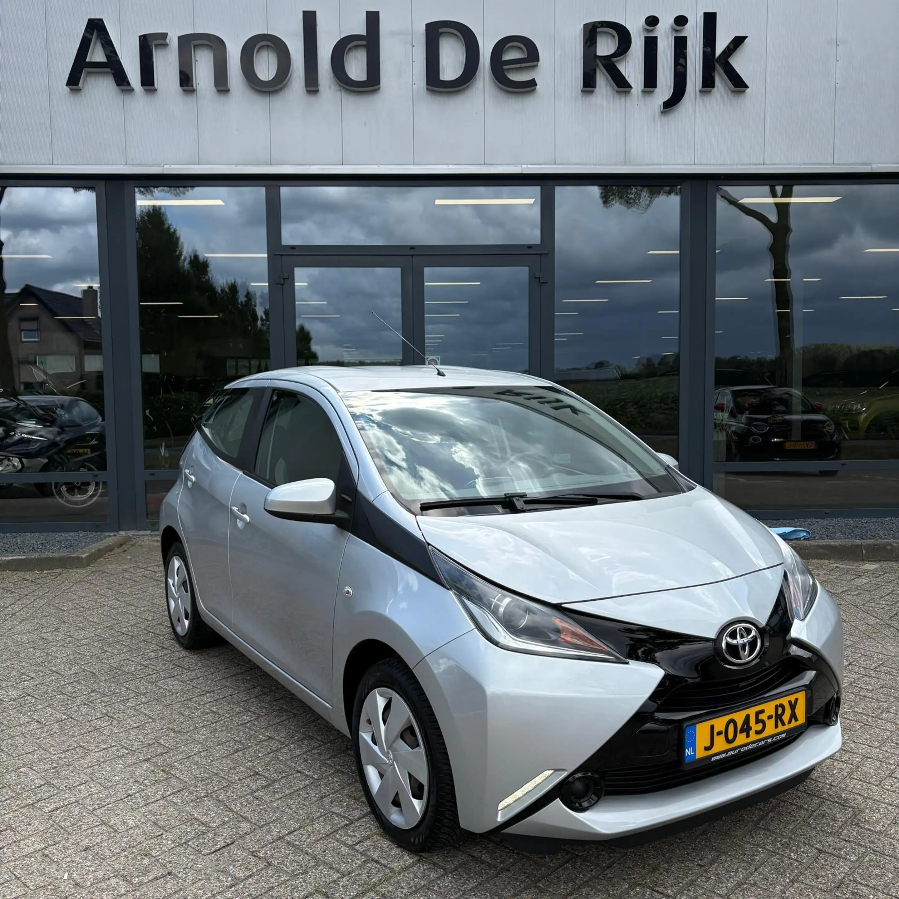 Toyota Aygo 1.0 VVT-i x-play — photo 2