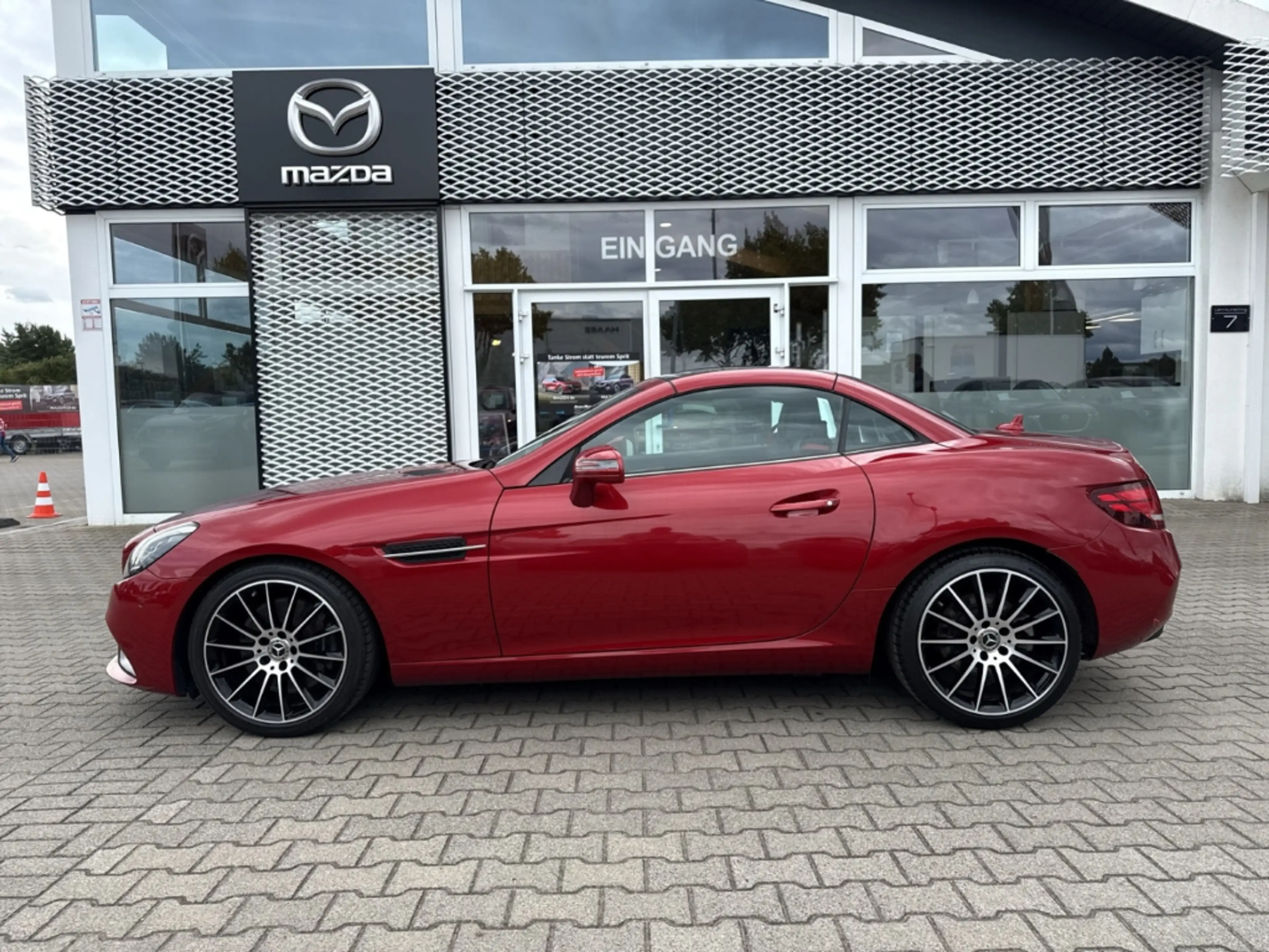 Mercedes-Benz SLC 300 Roadster AMG-Line El. Panodach Navi Leder Memory S — photo 2