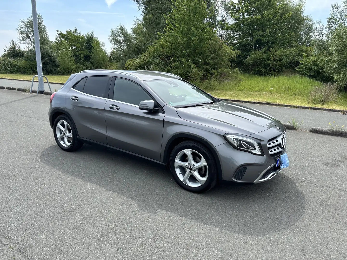 Mercedes-Benz GLA 180 GLA 180 Sport Utility Vehicle Grau - 2