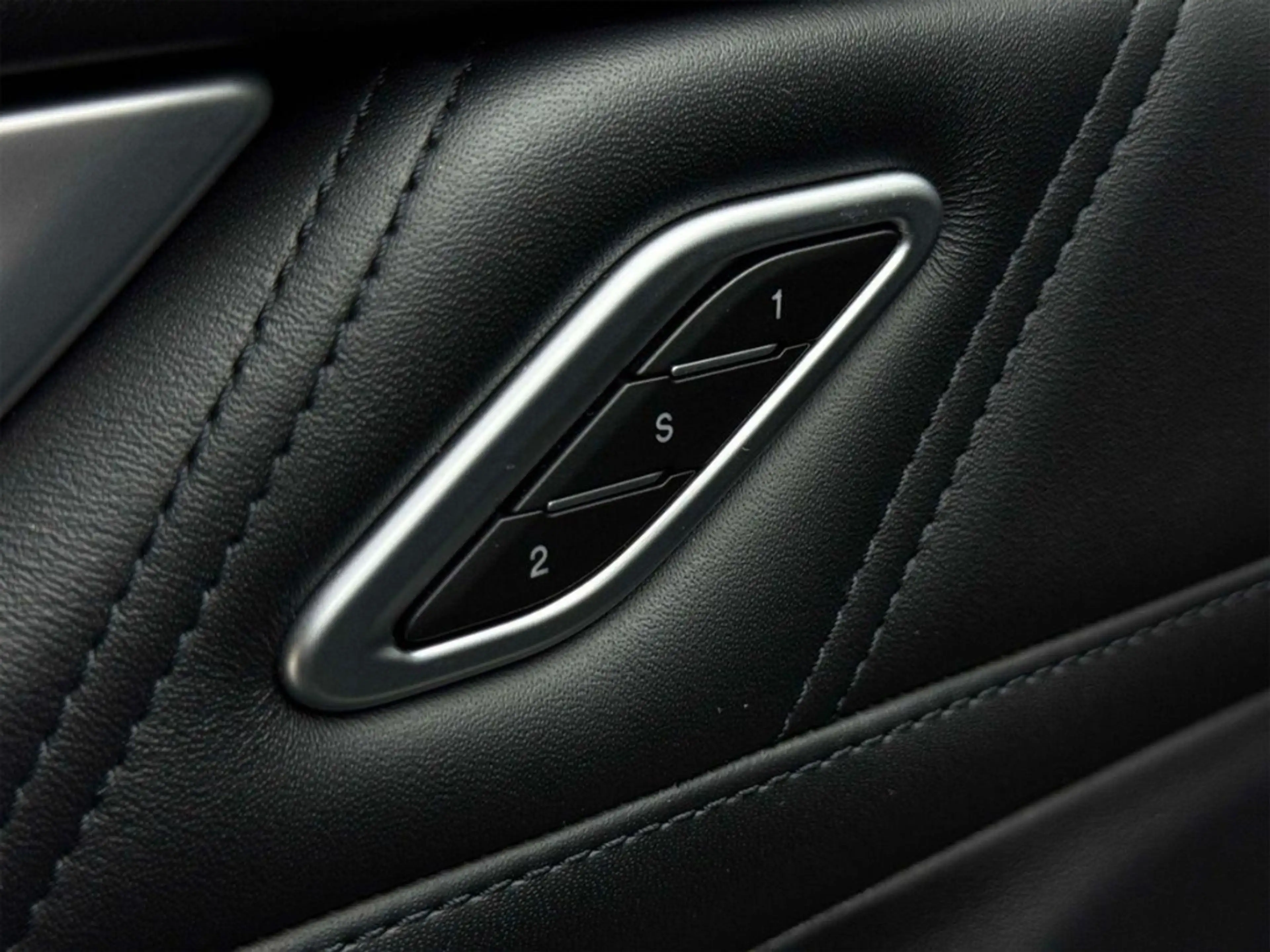 Maserati Levante Gran Lusso Q4 Panorama Leder Schwarz — photo 20