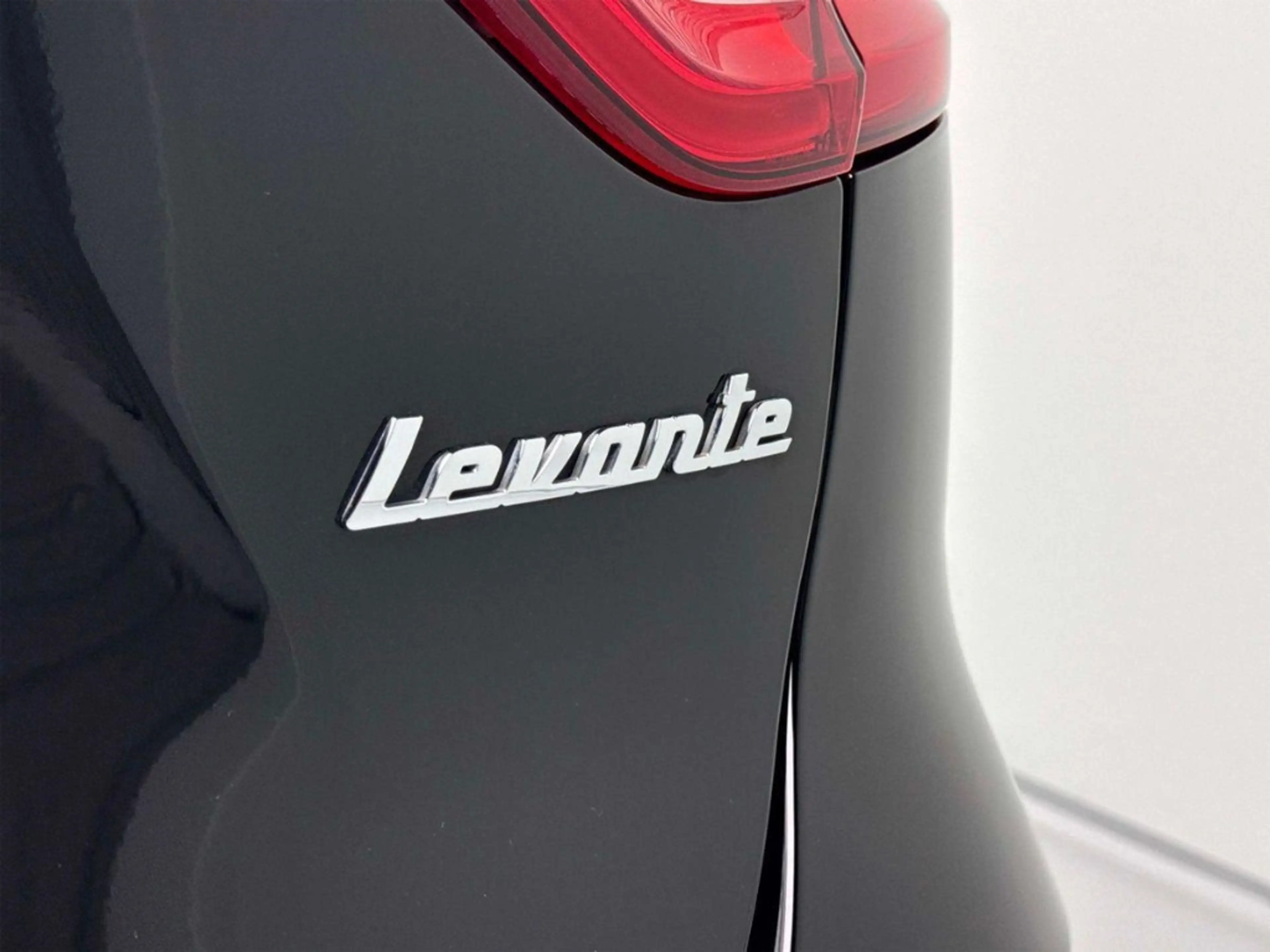 Maserati Levante Gran Lusso Q4 Panorama Leder Schwarz — photo 11