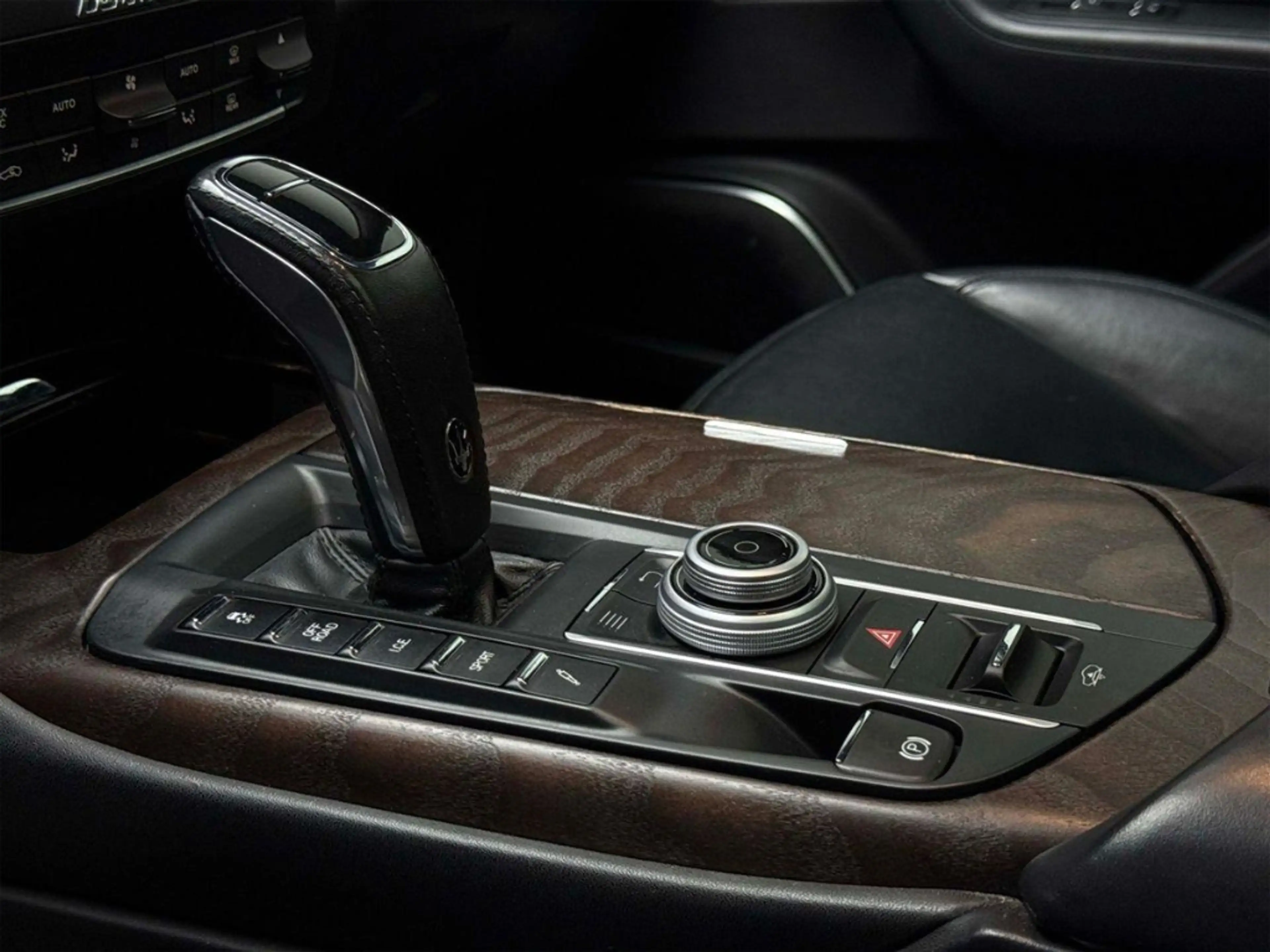 Maserati Levante Gran Lusso Q4 Panorama Leder Schwarz — photo 23