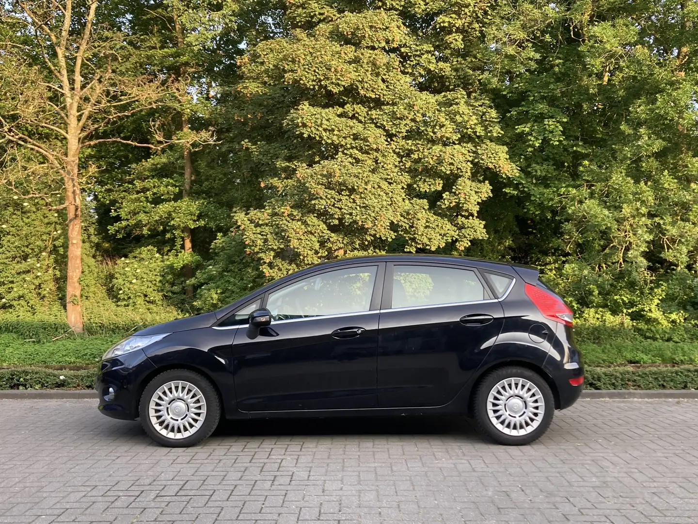 Ford Fiesta 1.6 TDCi ECO. Titan. Zwart - 1