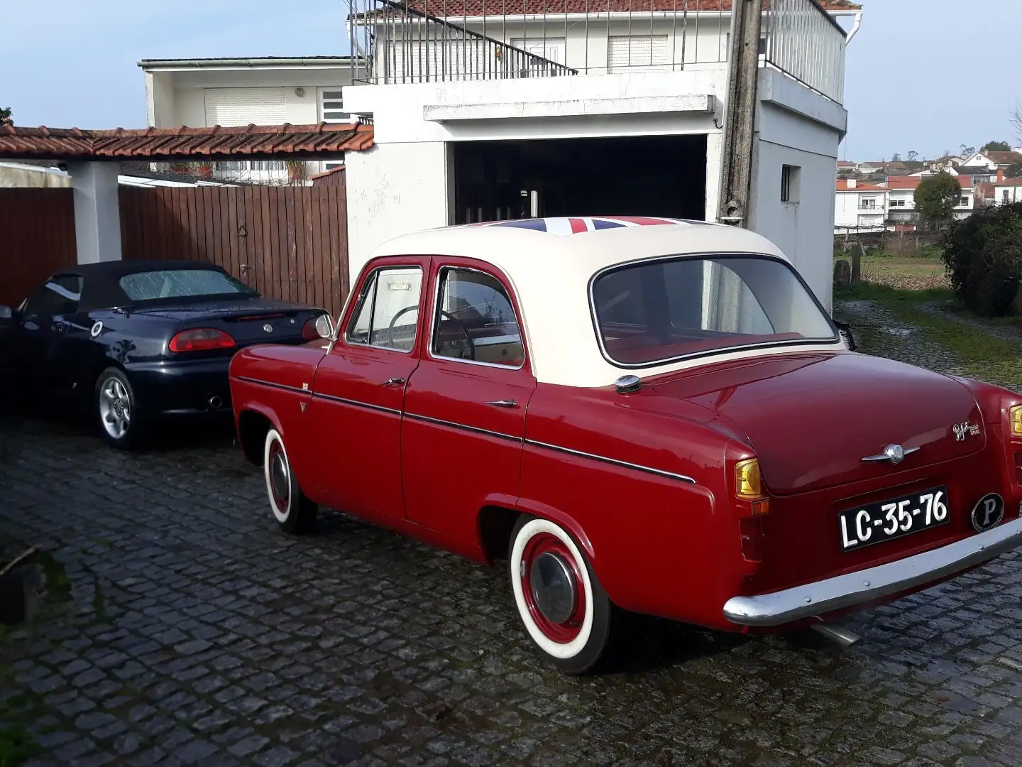 Ford 100 E four doors Deluxe Rojo - 2